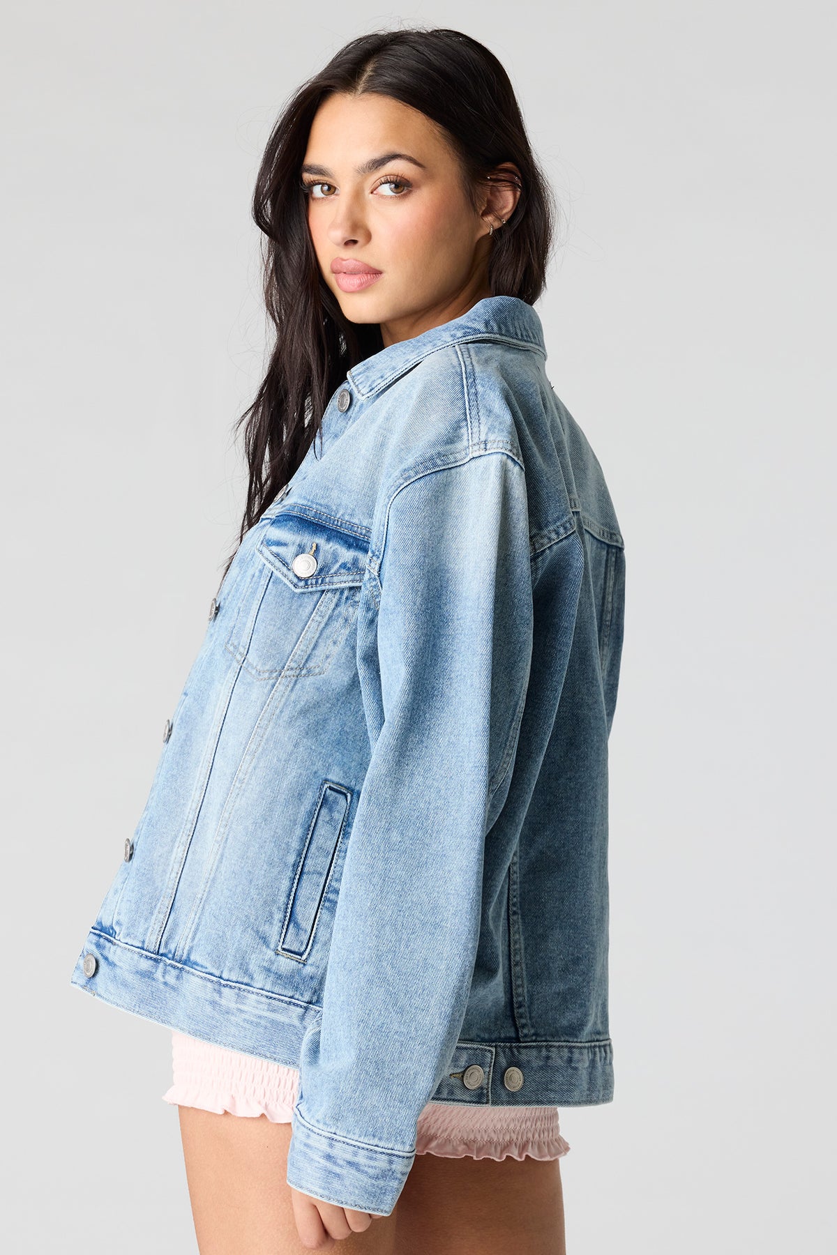 Vue alternative 2. Blouson de coupe garçonne en denim