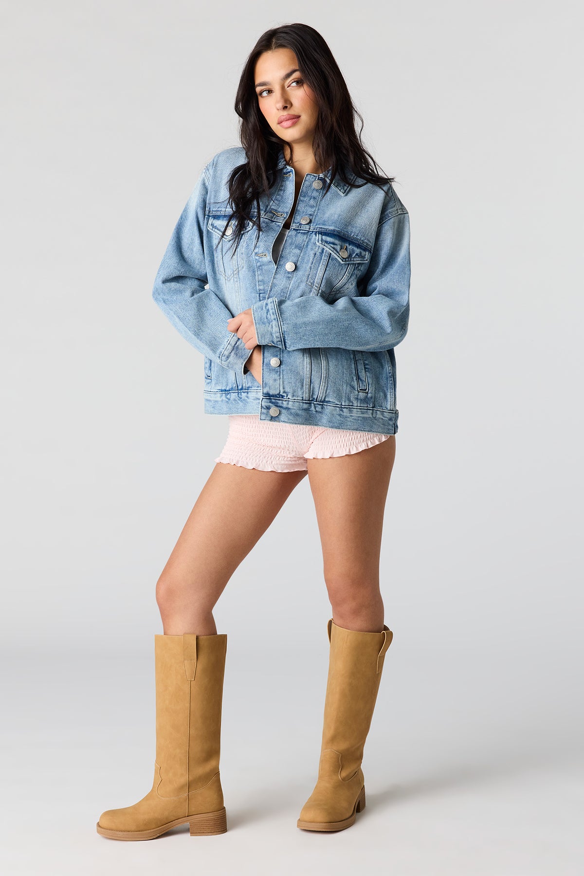 Vue alternative 3. Blouson de coupe garçonne en denim
