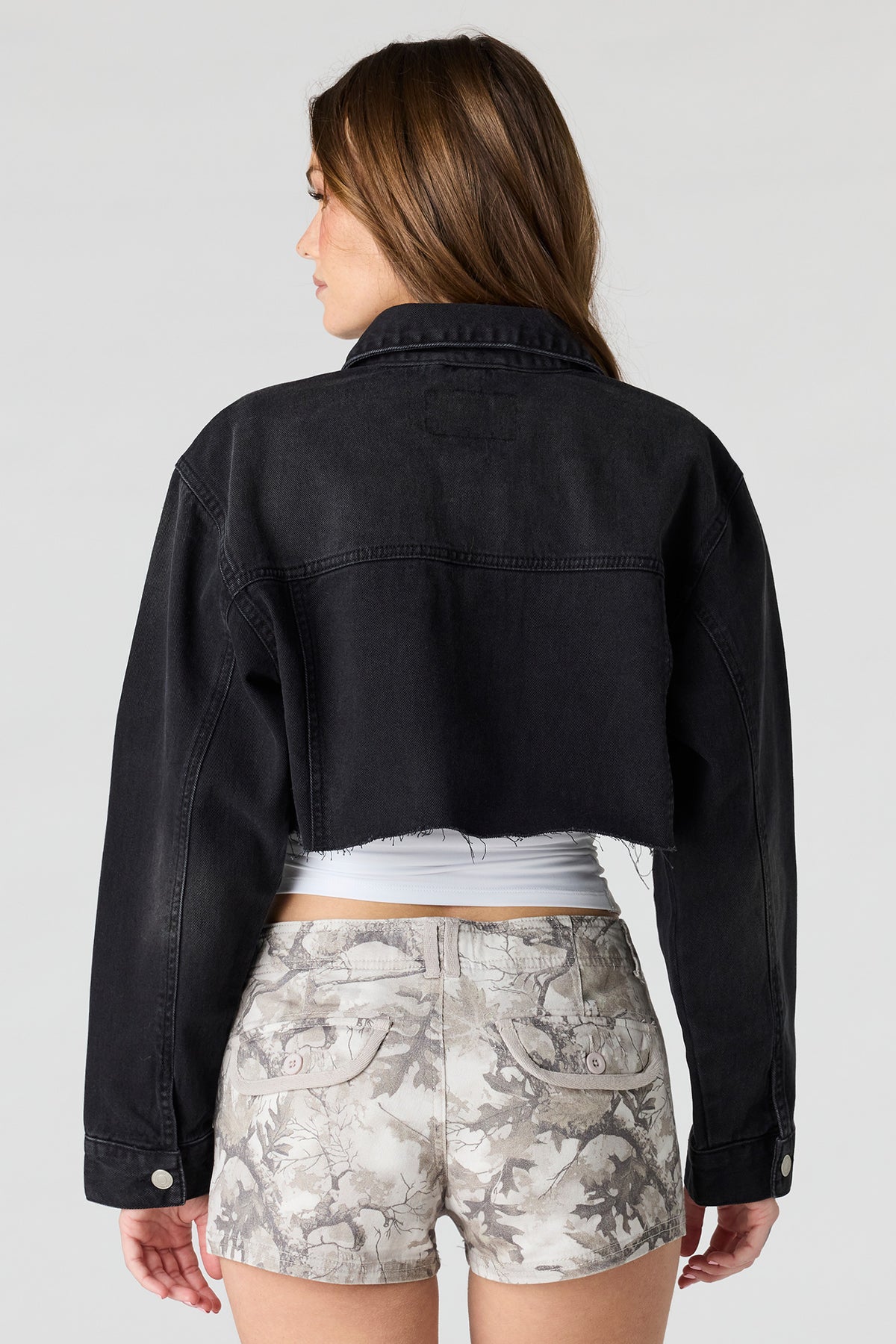Vue alternative 2. Blouson court en denim découpé
