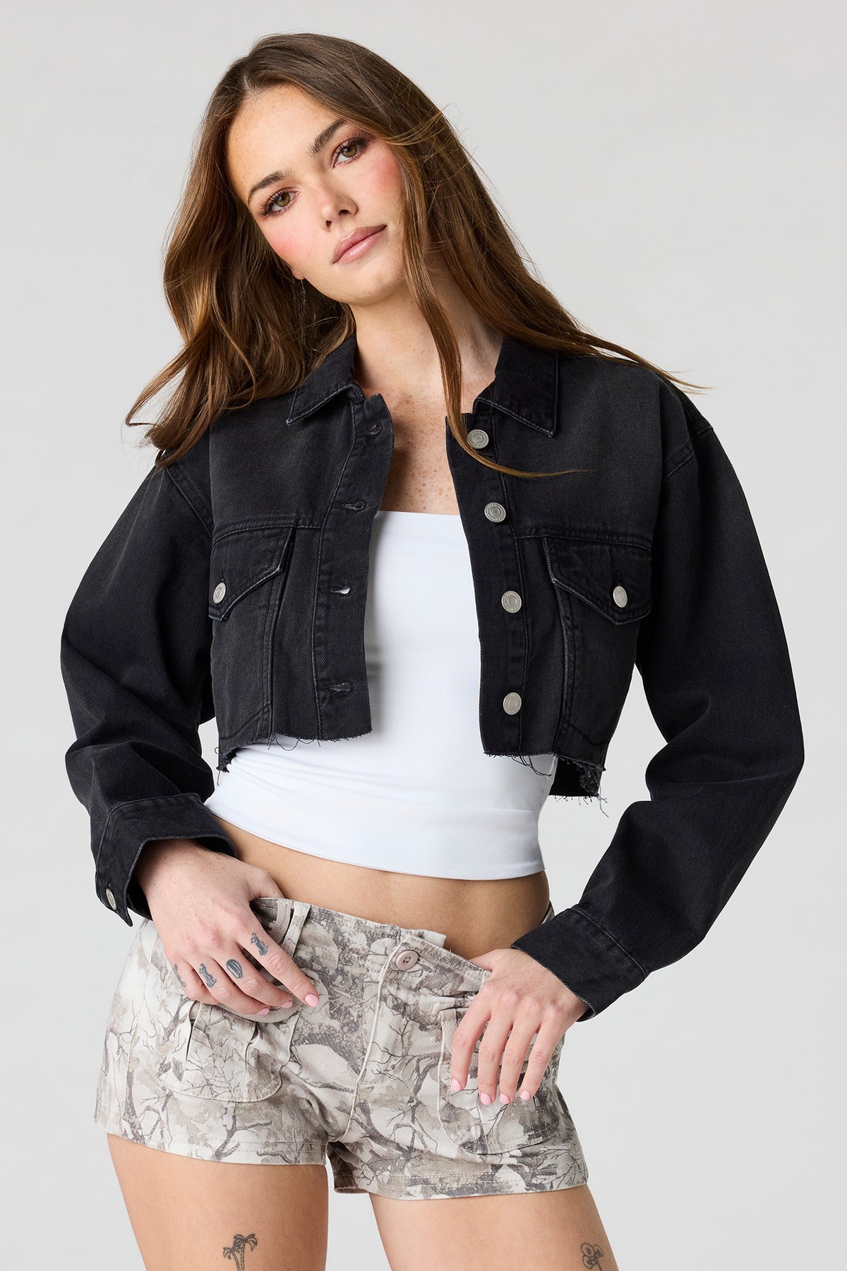 Blouson court en denim découpé