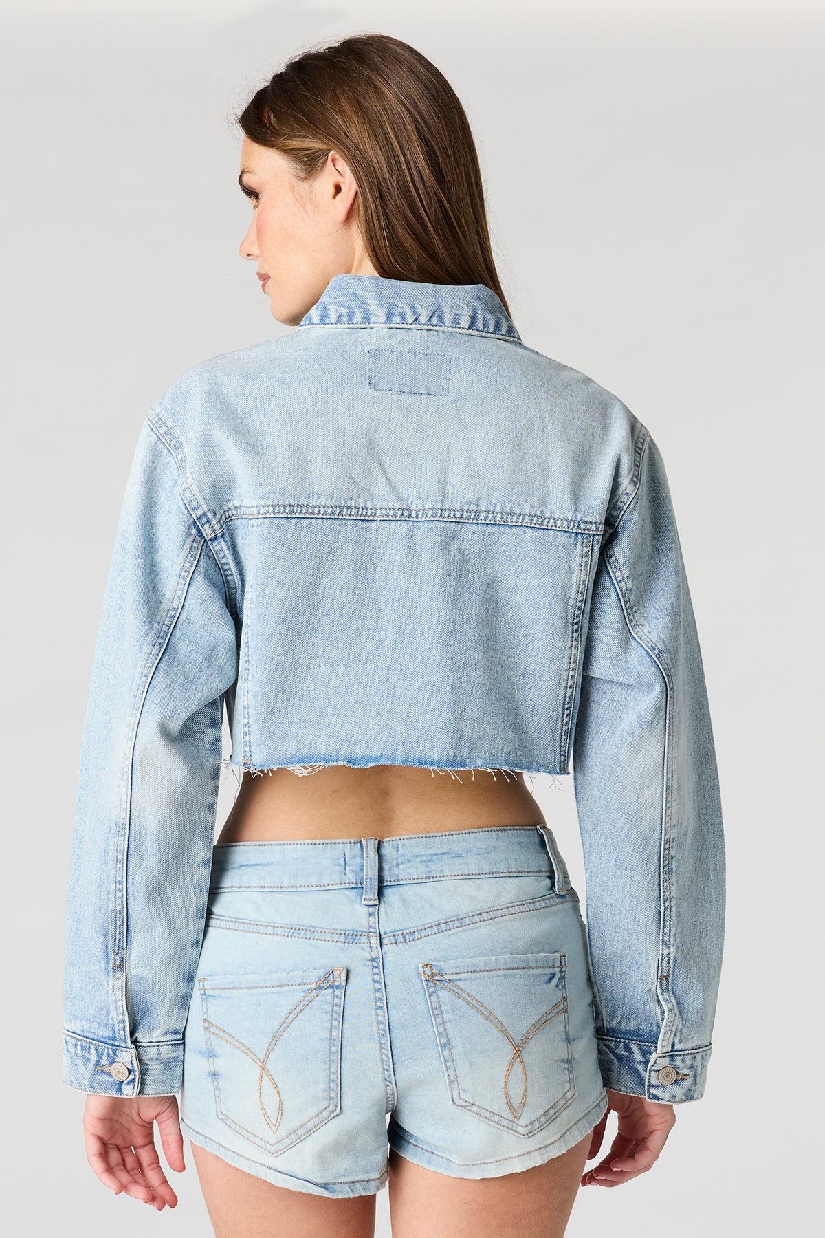 Vue alternative 2. Blouson court en denim découpé