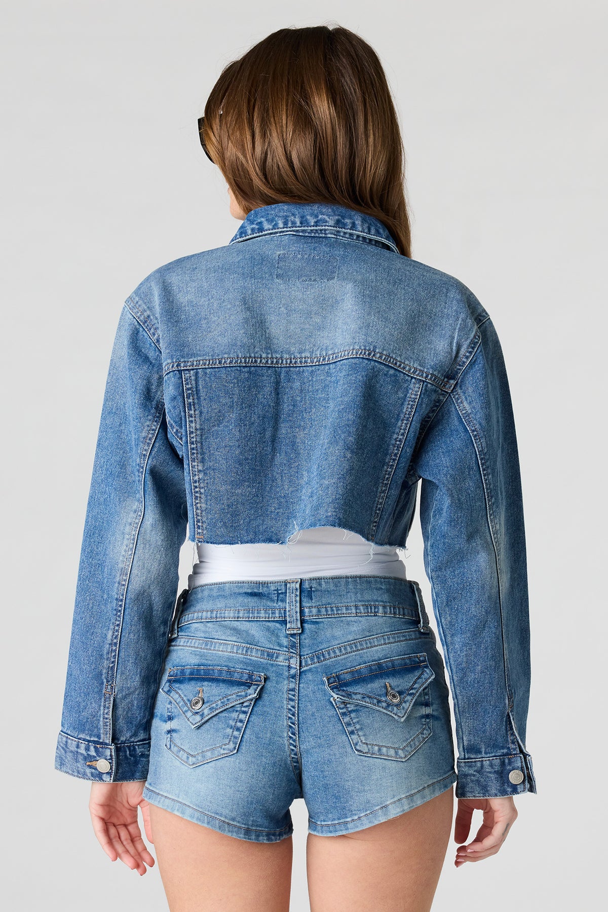 Alt View 2. Cropped Cut-Off Denim Jacket - Midnight Blue