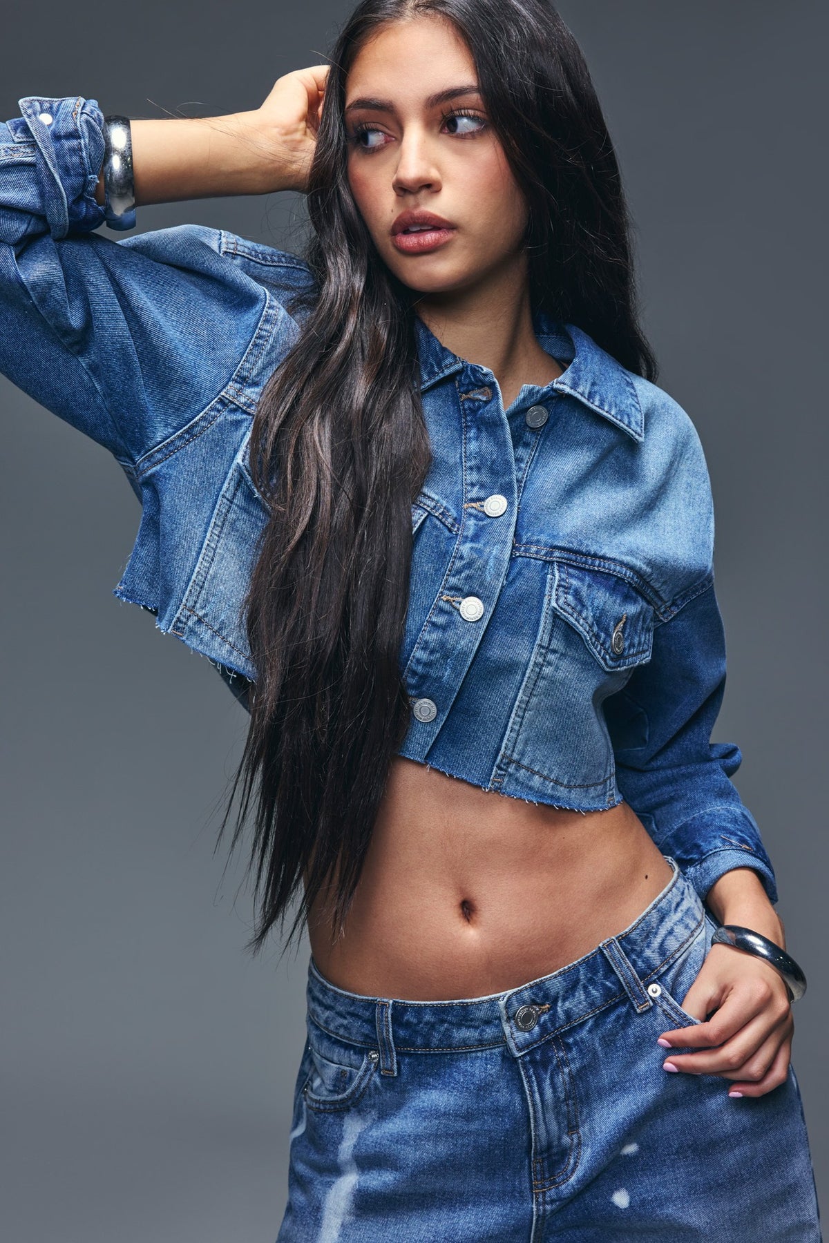 Blouson court en denim découpé