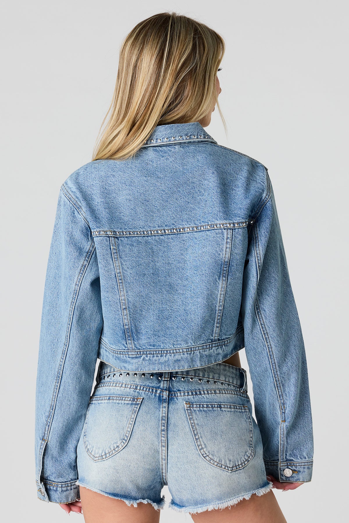 Vue alternative 2. Blouson court en denim clouté