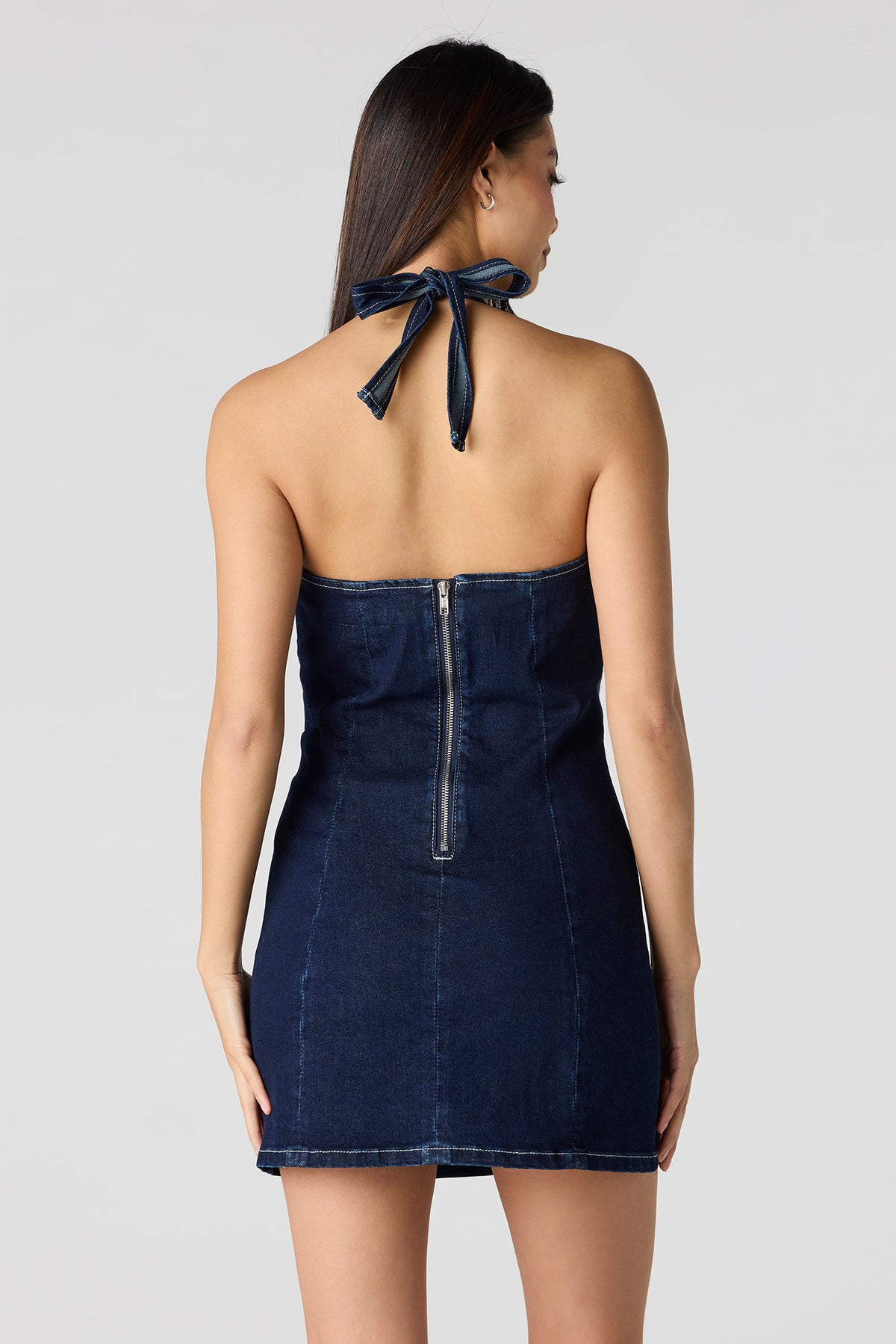 Vue alternative 2. Minirobe bain-de-soleil en denim extensible