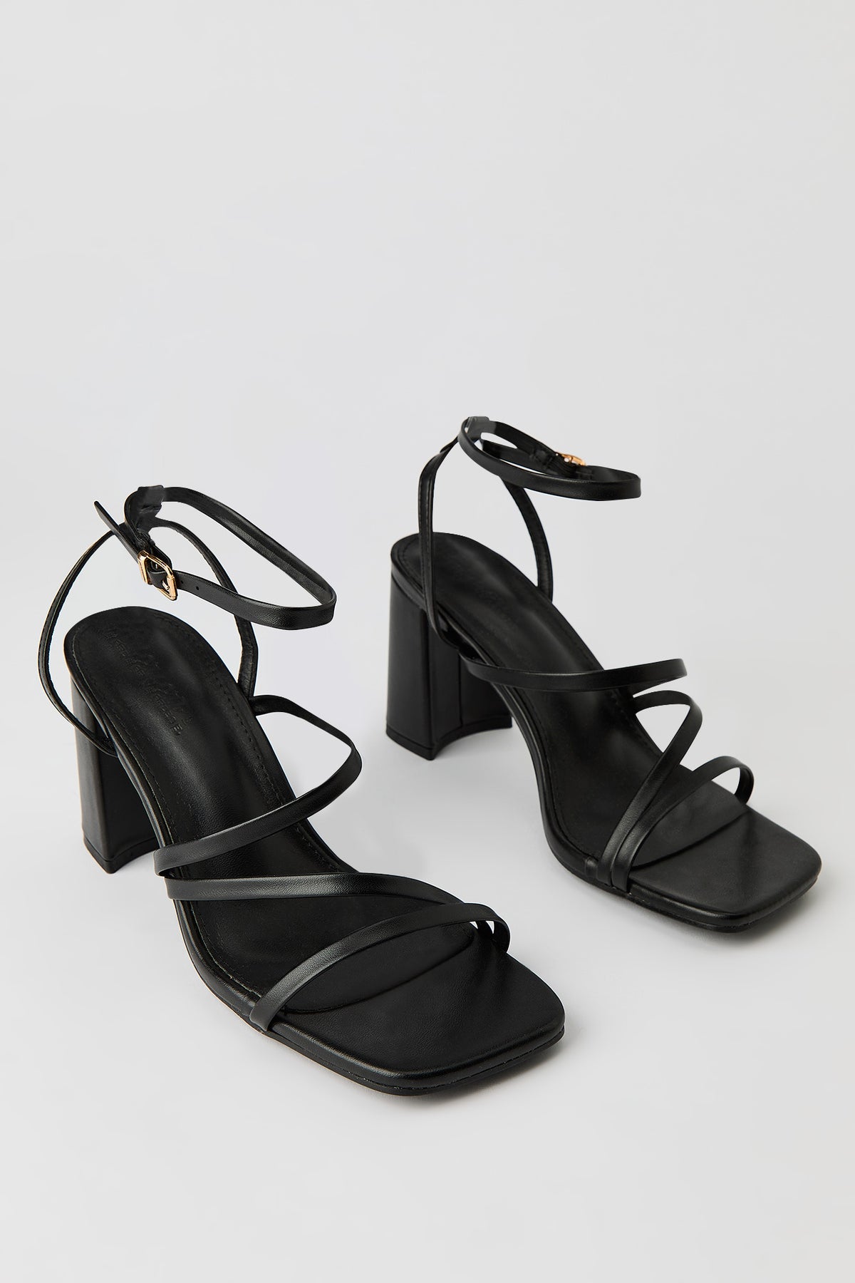 Vue alternative 2. Sandales à talons avec brides