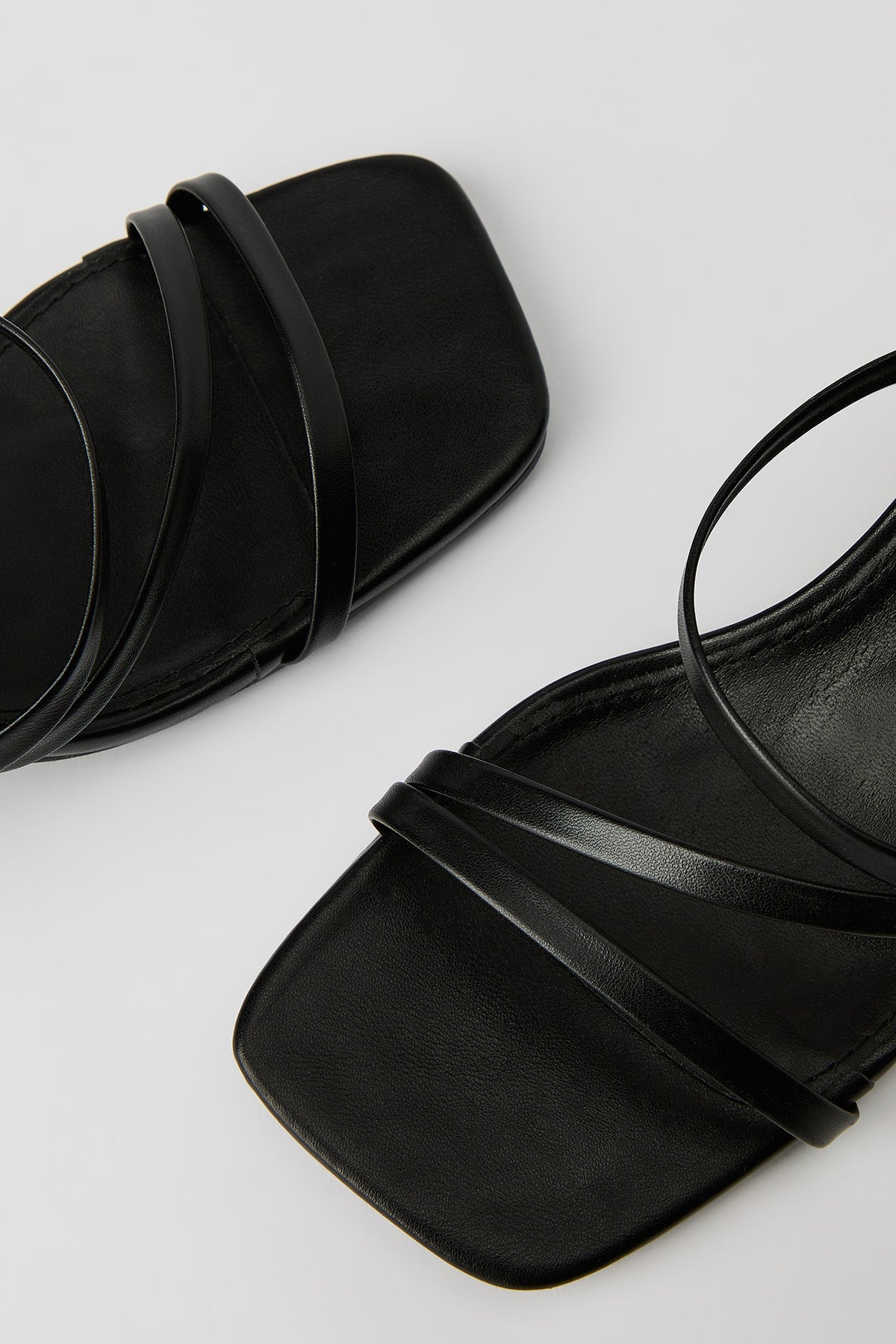 Vue alternative 3. Sandales à talons avec brides