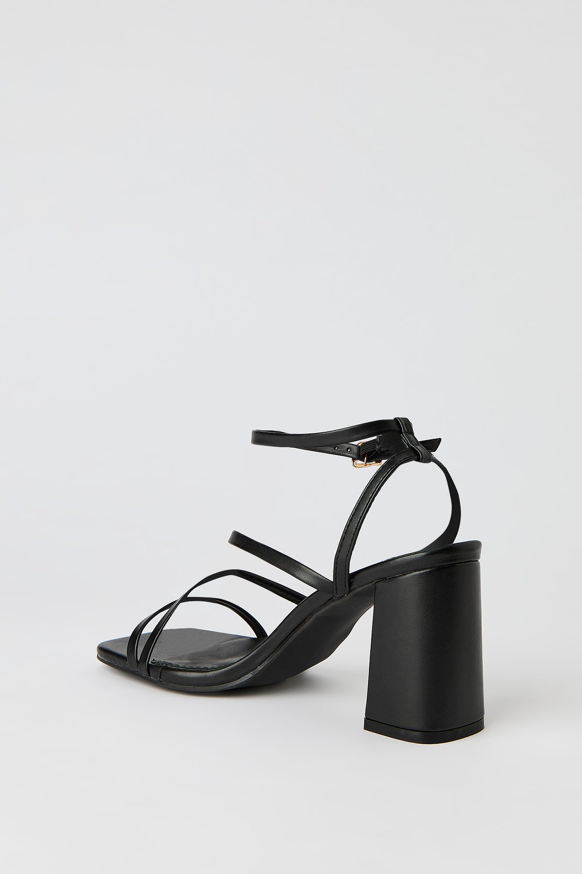 Vue alternative 4. Sandales à talons avec brides