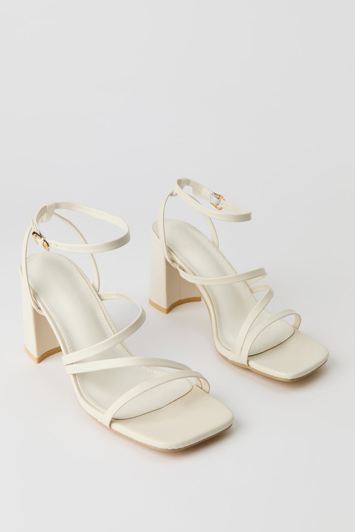 Vue alternative 2. Sandales à talons avec brides