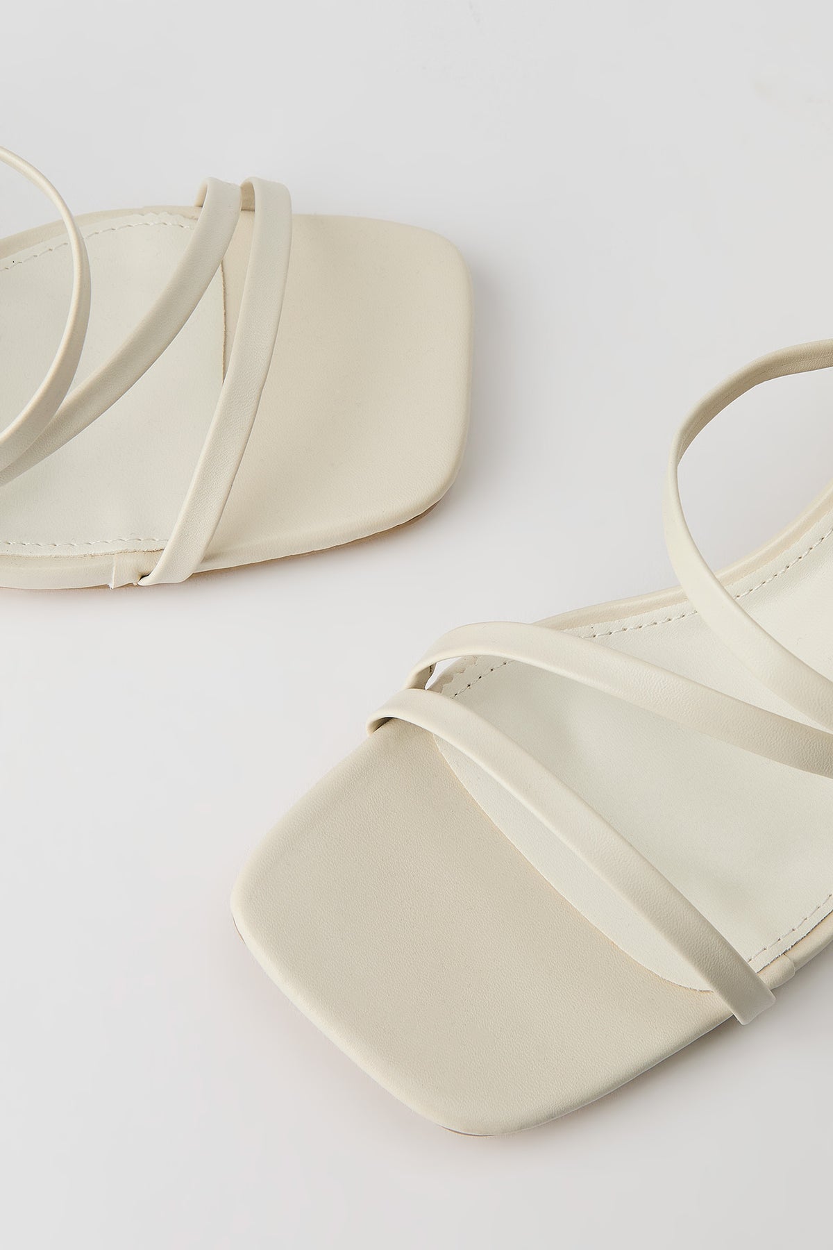 Vue alternative 3. Sandales à talons avec brides