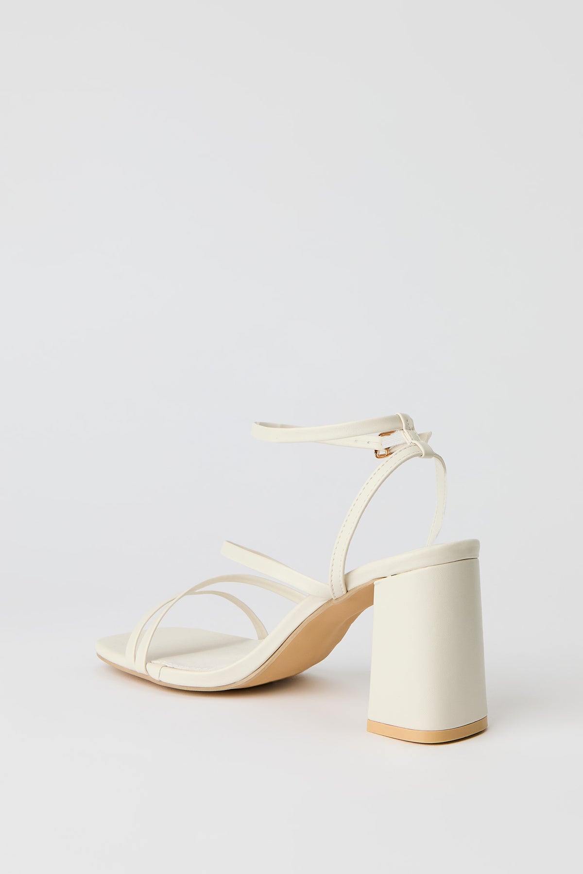 Vue alternative 4. Sandales à talons avec brides
