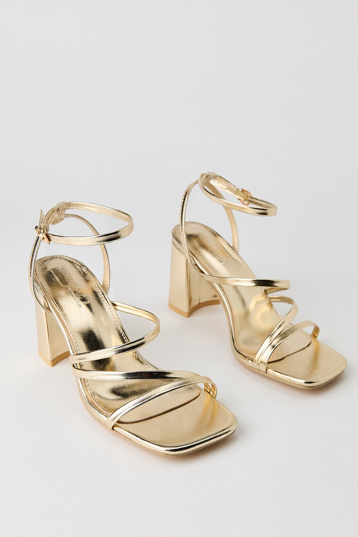 Vue alternative 2. Sandales à talons avec brides