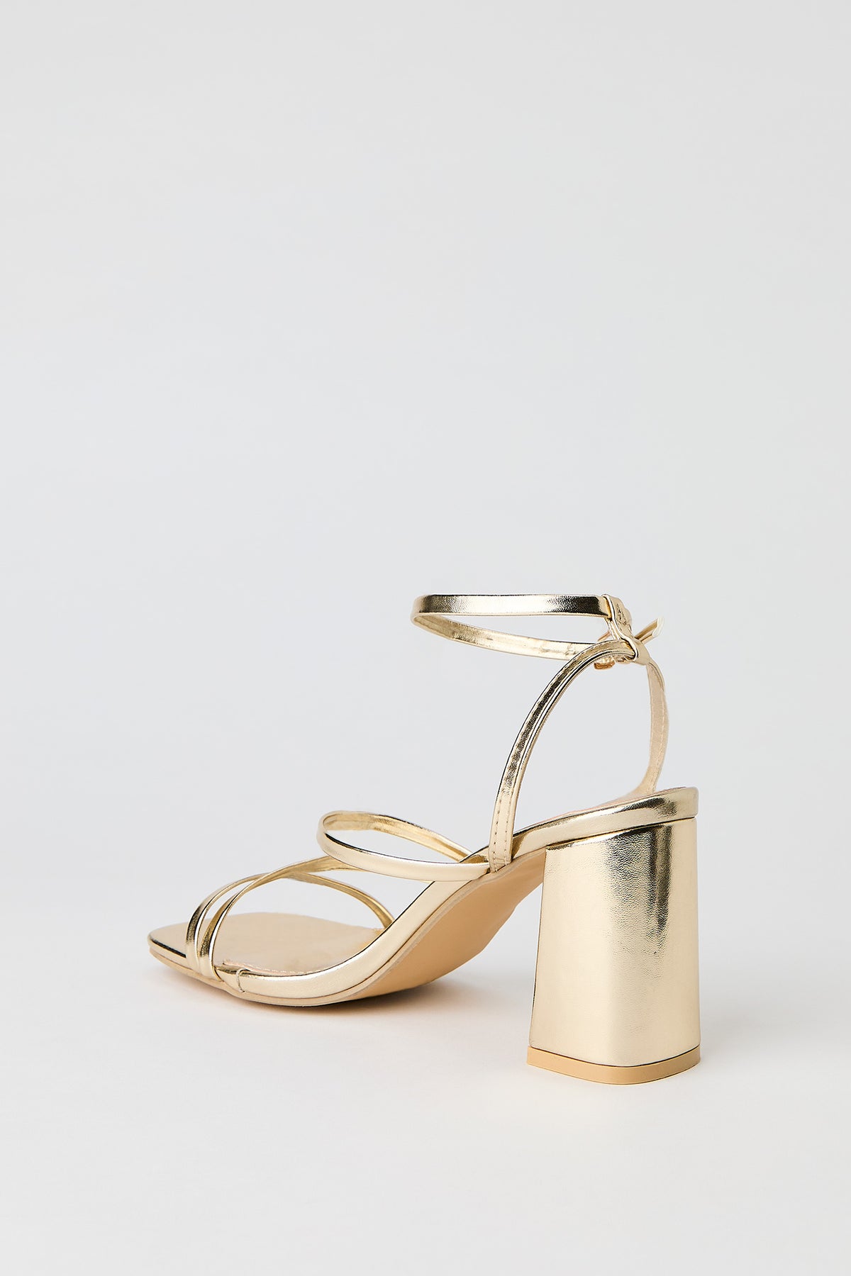 Vue alternative 4. Sandales à talons avec brides