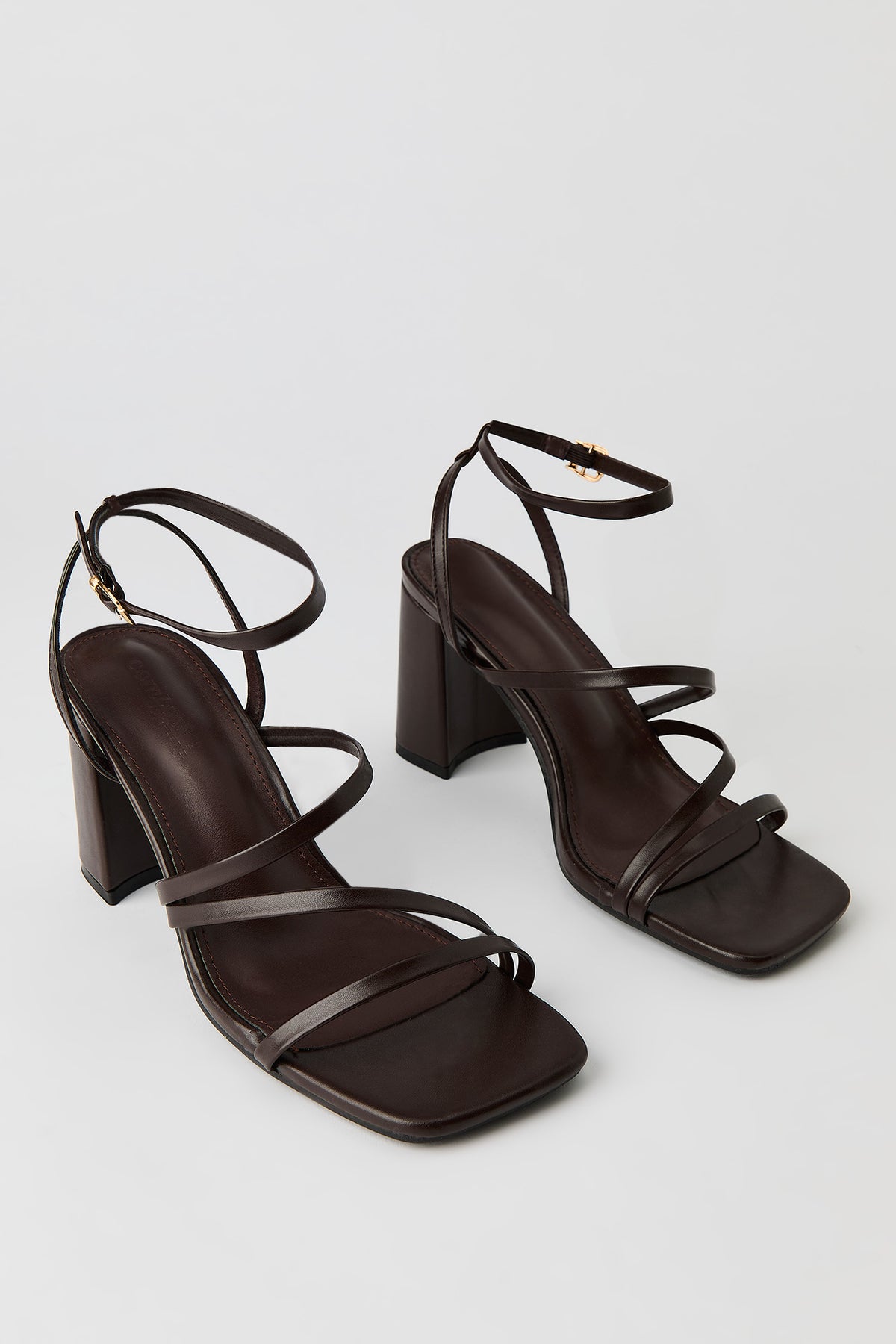 Vue alternative 4. Sandales à talons avec brides