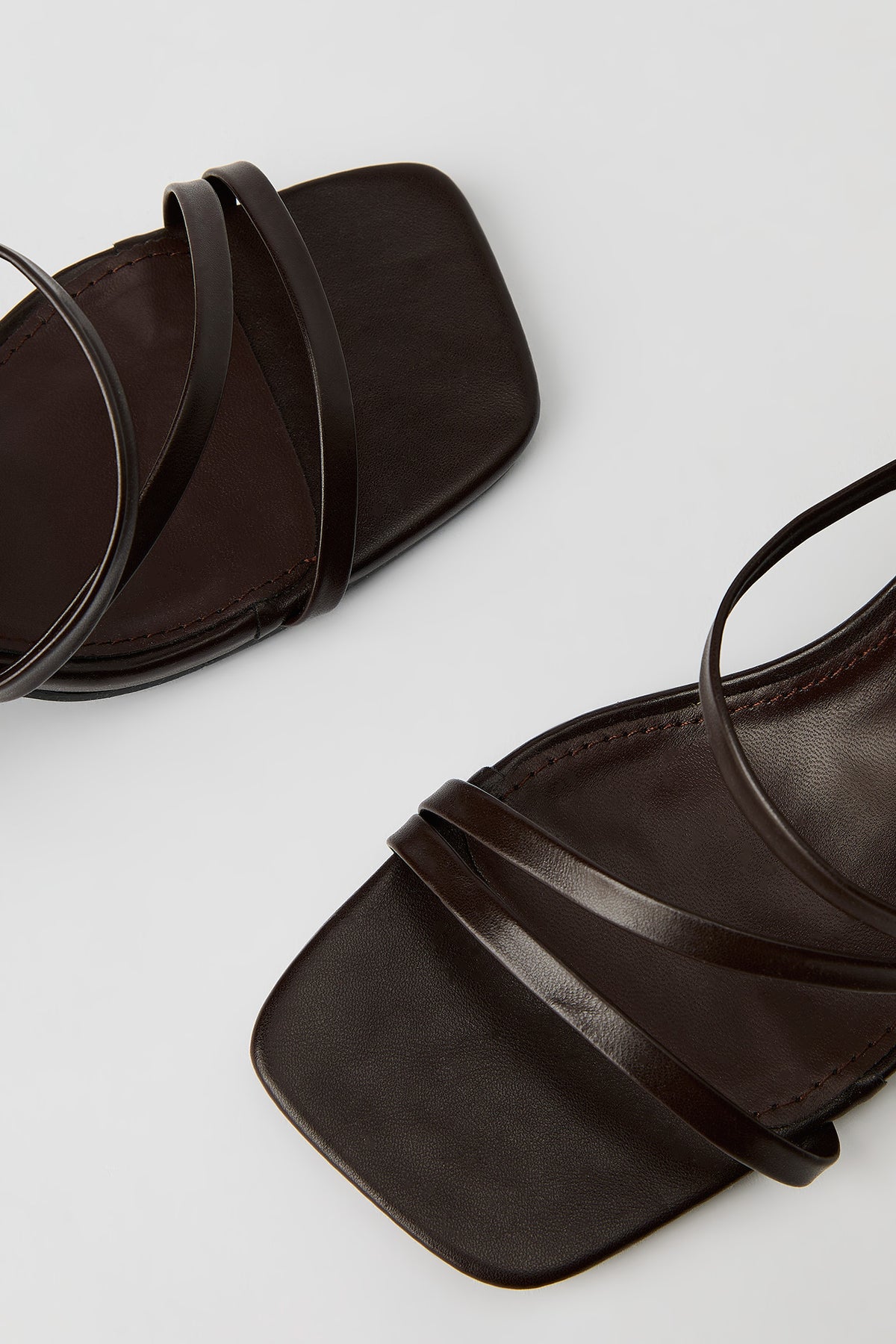 Vue alternative 2. Sandales à talons avec brides