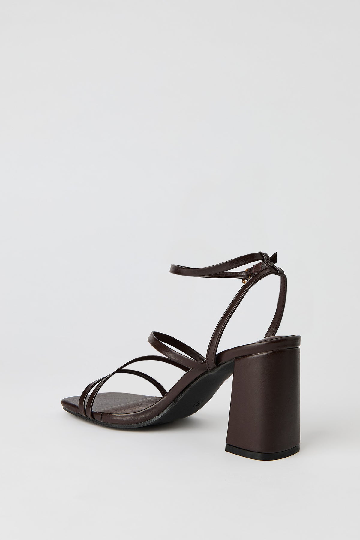 Vue alternative 3. Sandales à talons avec brides