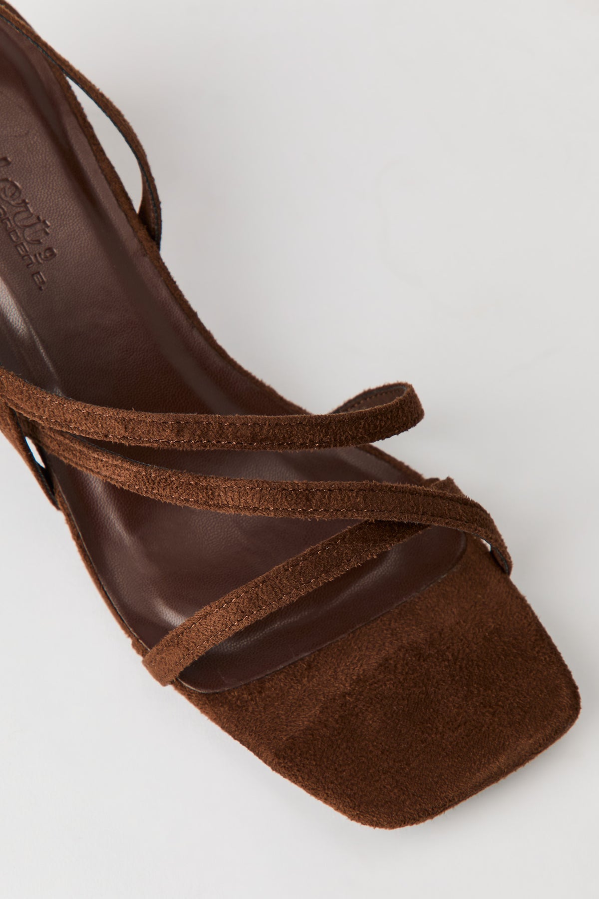 Vue alternative 4. Chaussure à talon bloc et lanière en similisuède