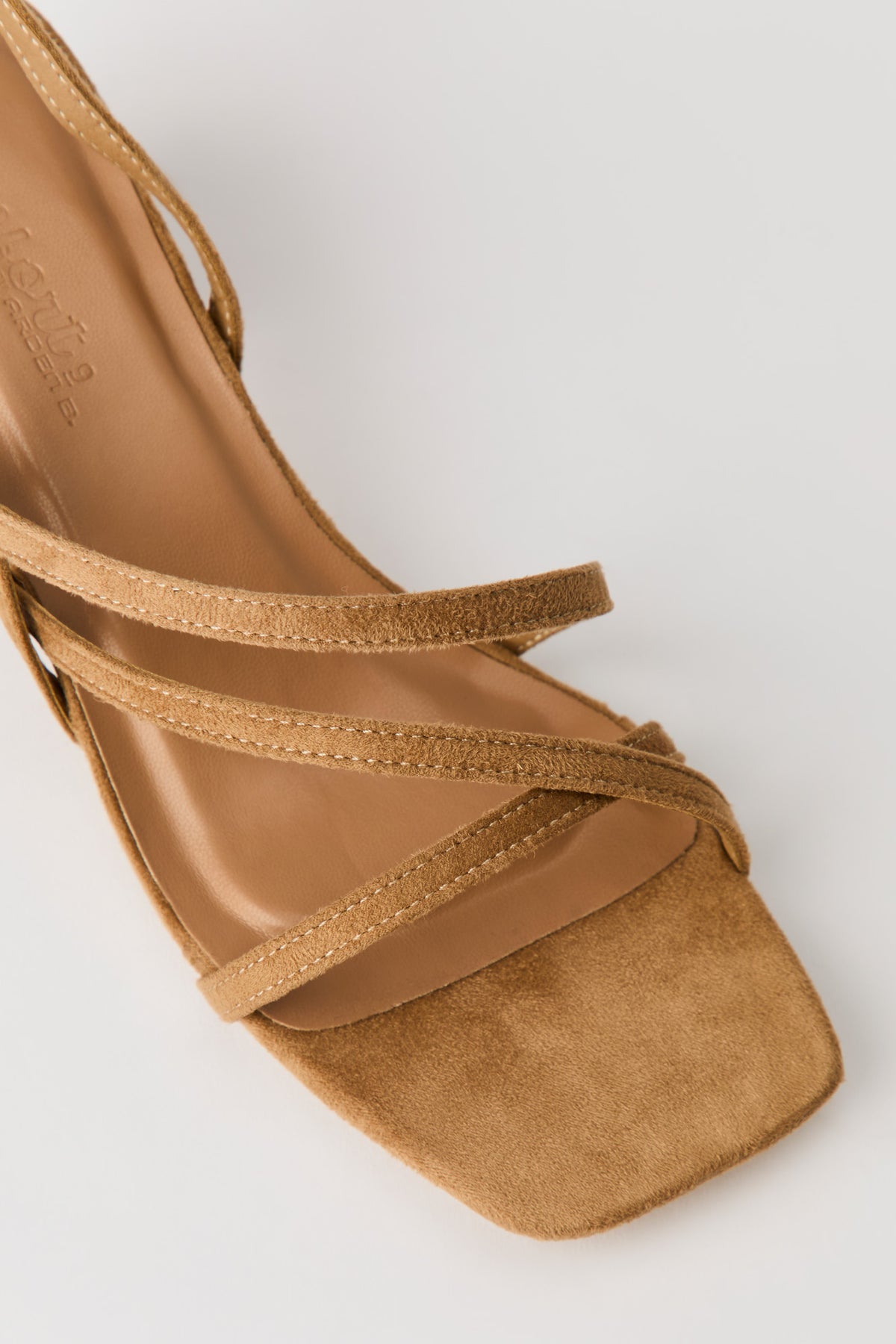 Vue alternative 4. Chaussure à talon bloc et lanière en similisuède