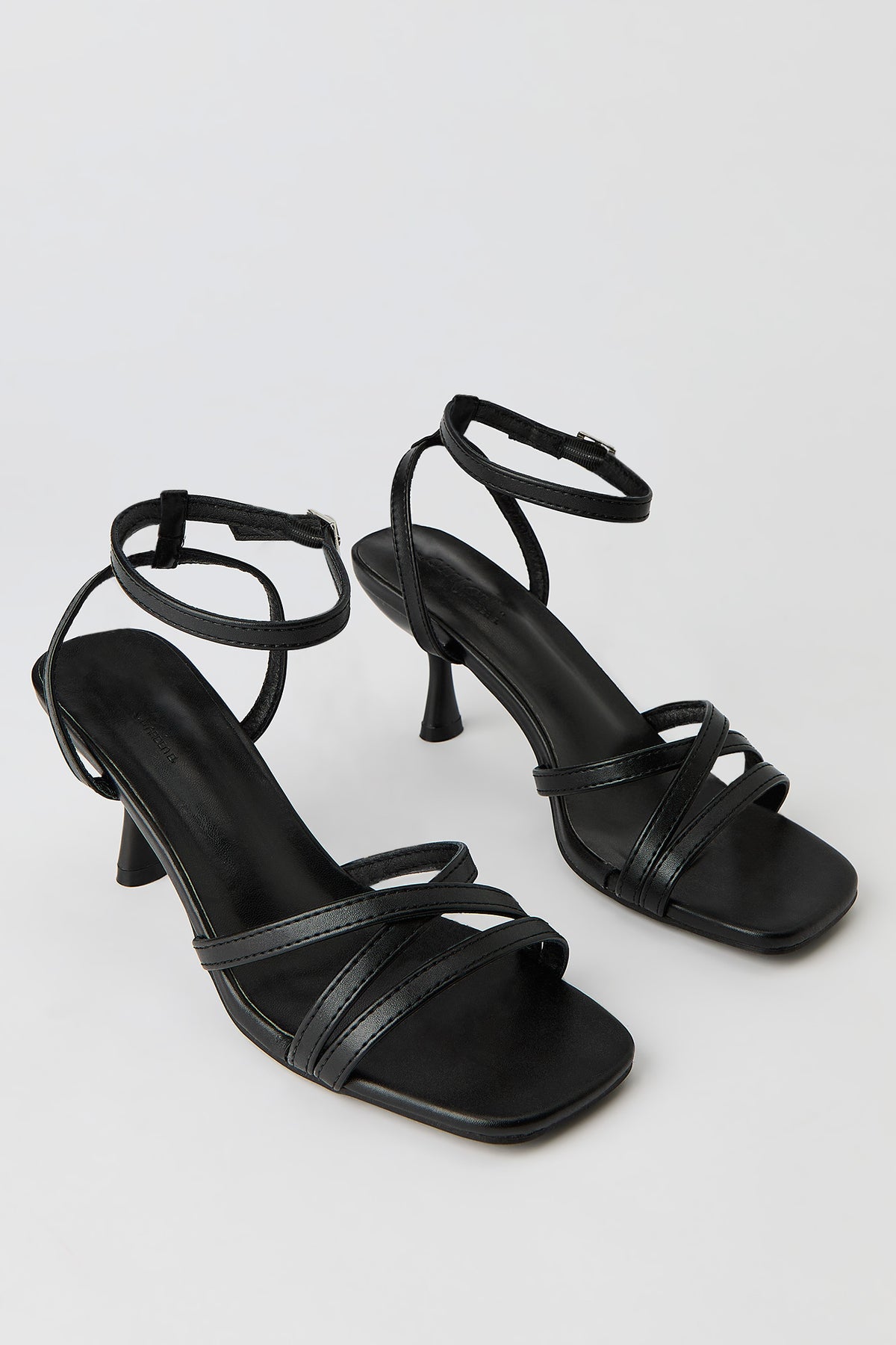 Vue alternative 2. Escarpins à talons bobine avec brides