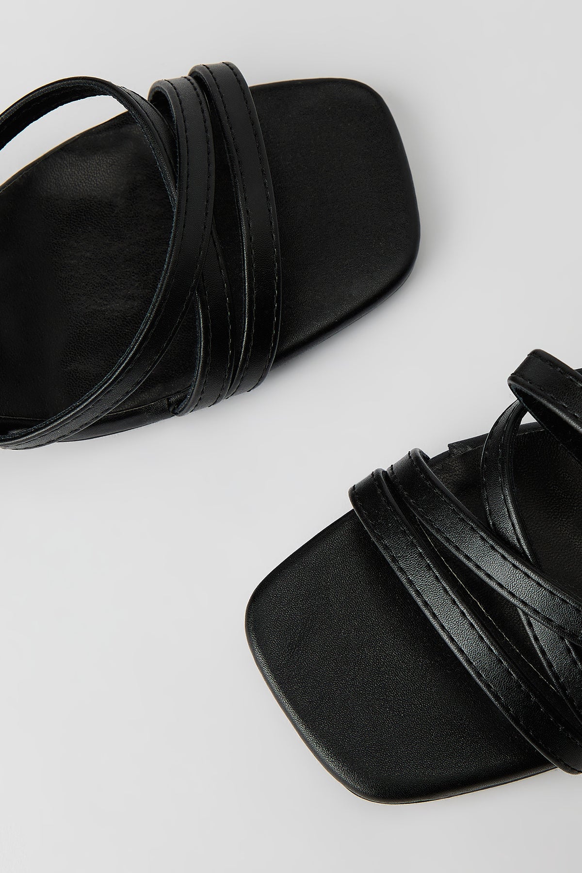 Vue alternative 3. Escarpins à talons bobine avec brides