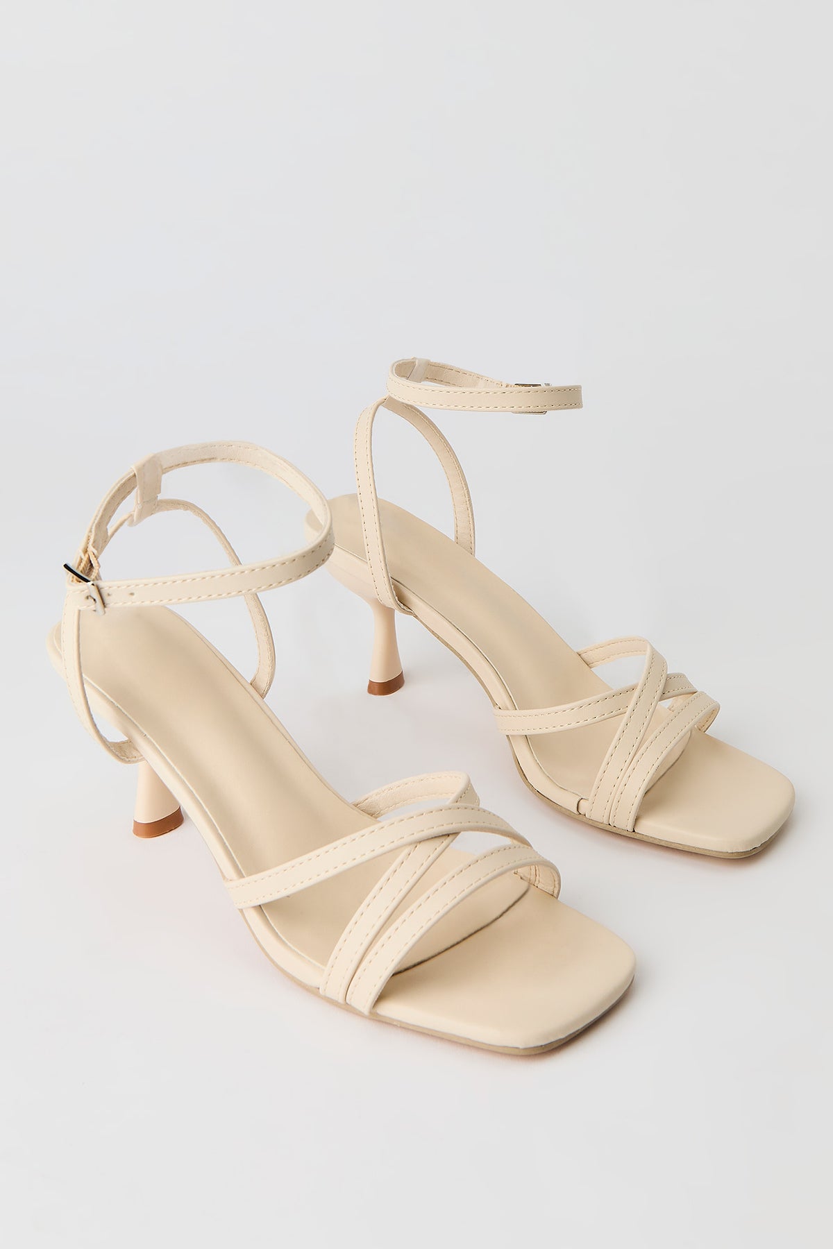 Vue alternative 2. Escarpins à talons bobine avec brides