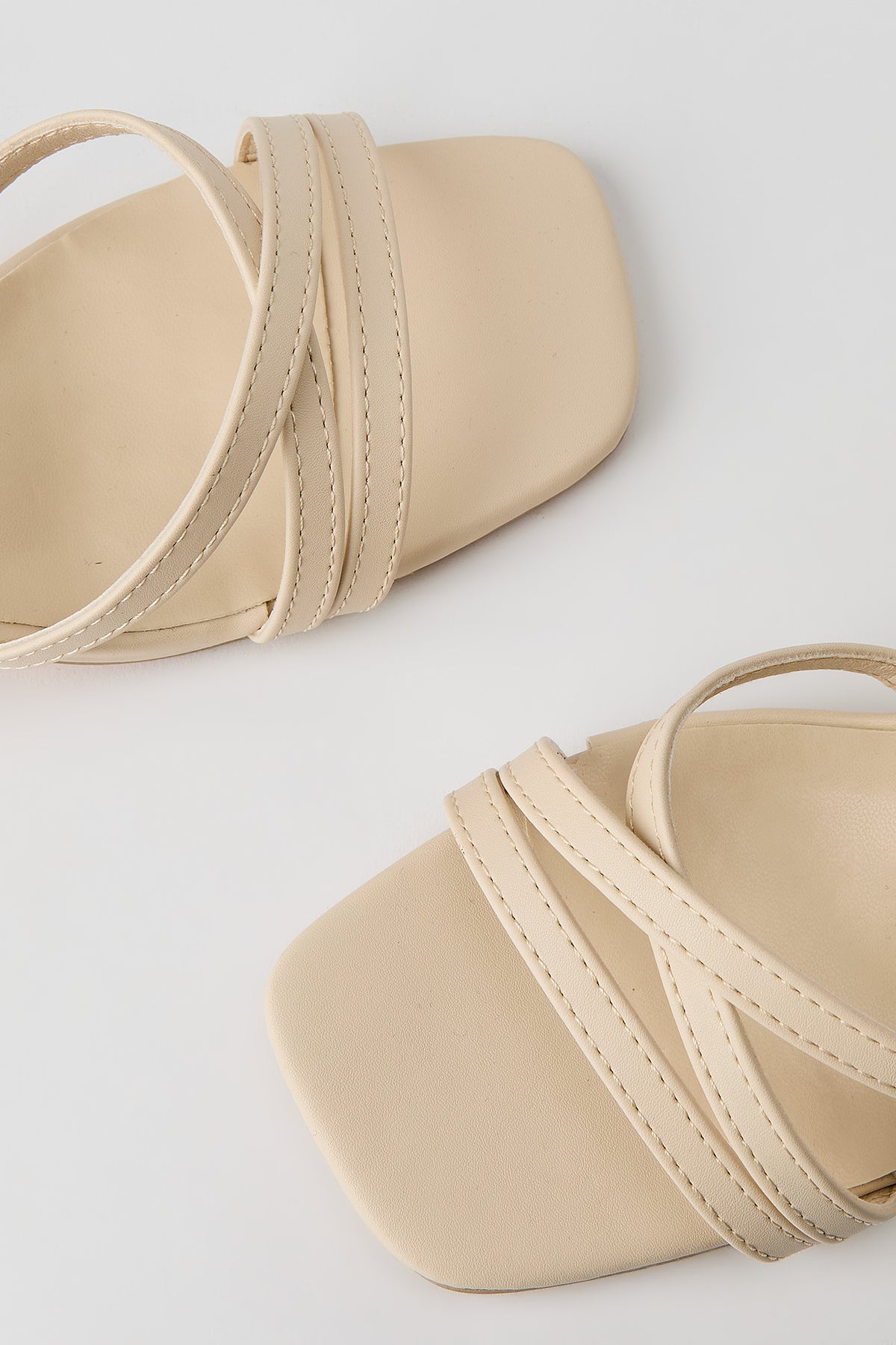 Vue alternative 3. Escarpins à talons bobine avec brides