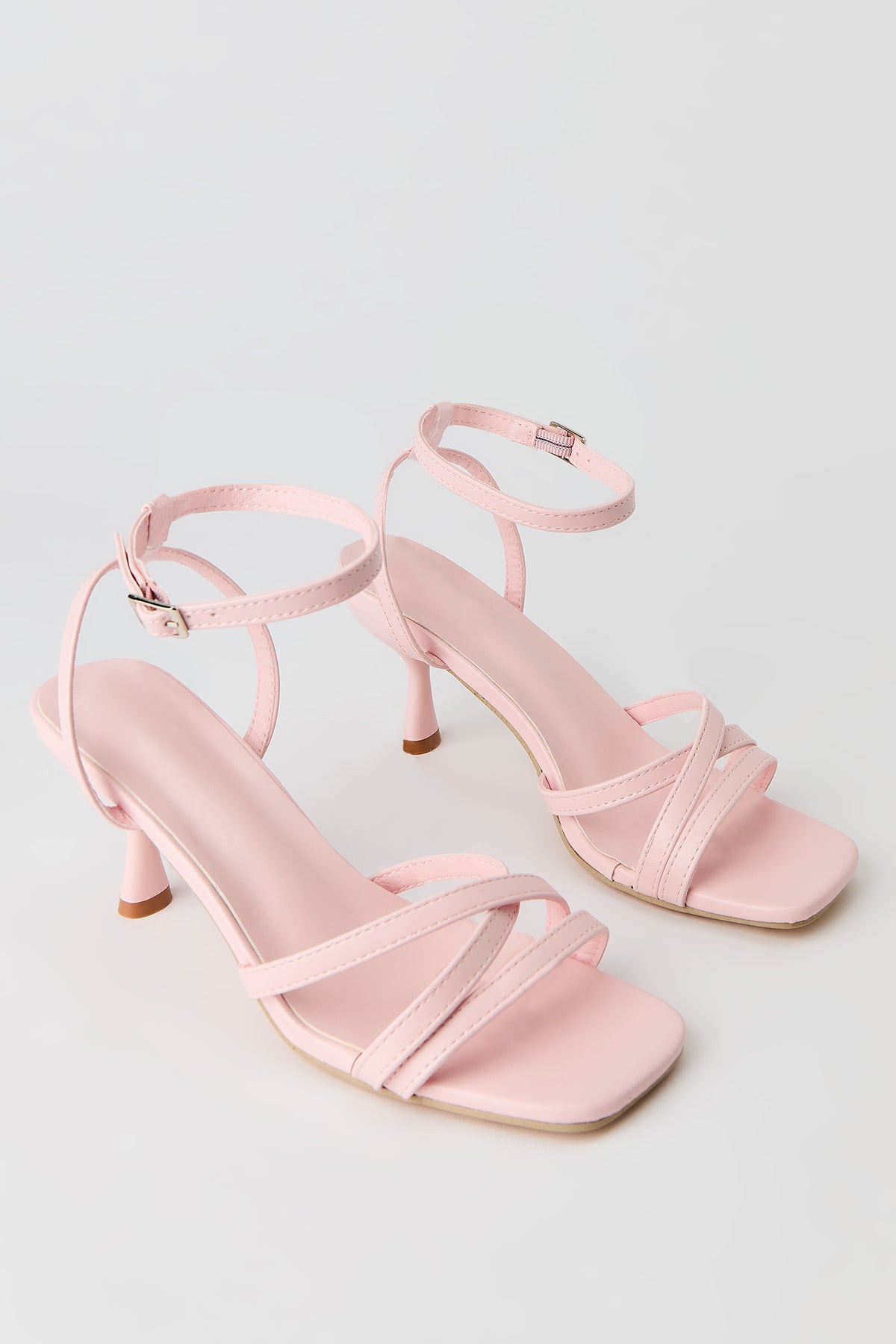 Vue alternative 2. Escarpins à talons bobine avec brides