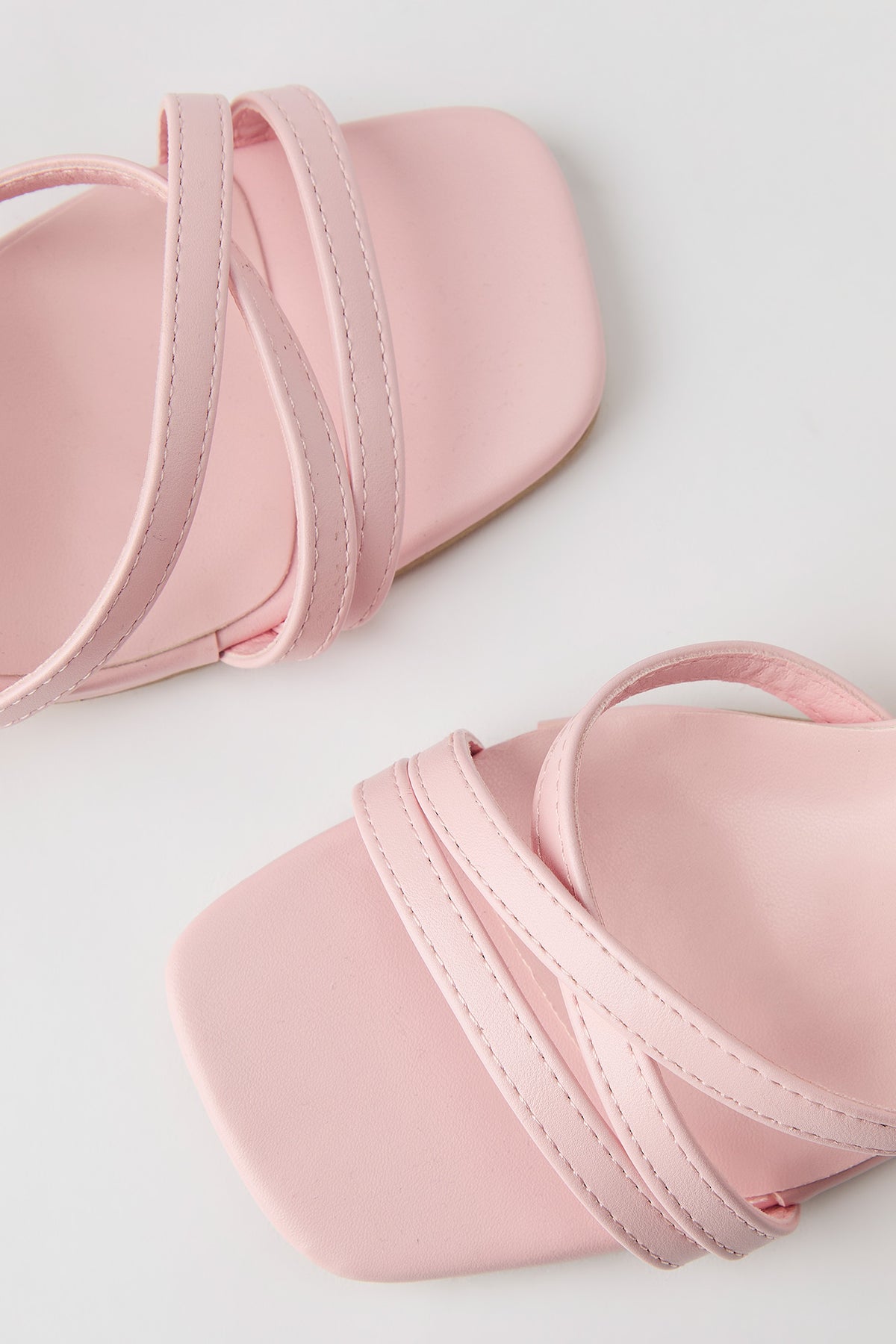 Vue alternative 3. Escarpins à talons bobine avec brides