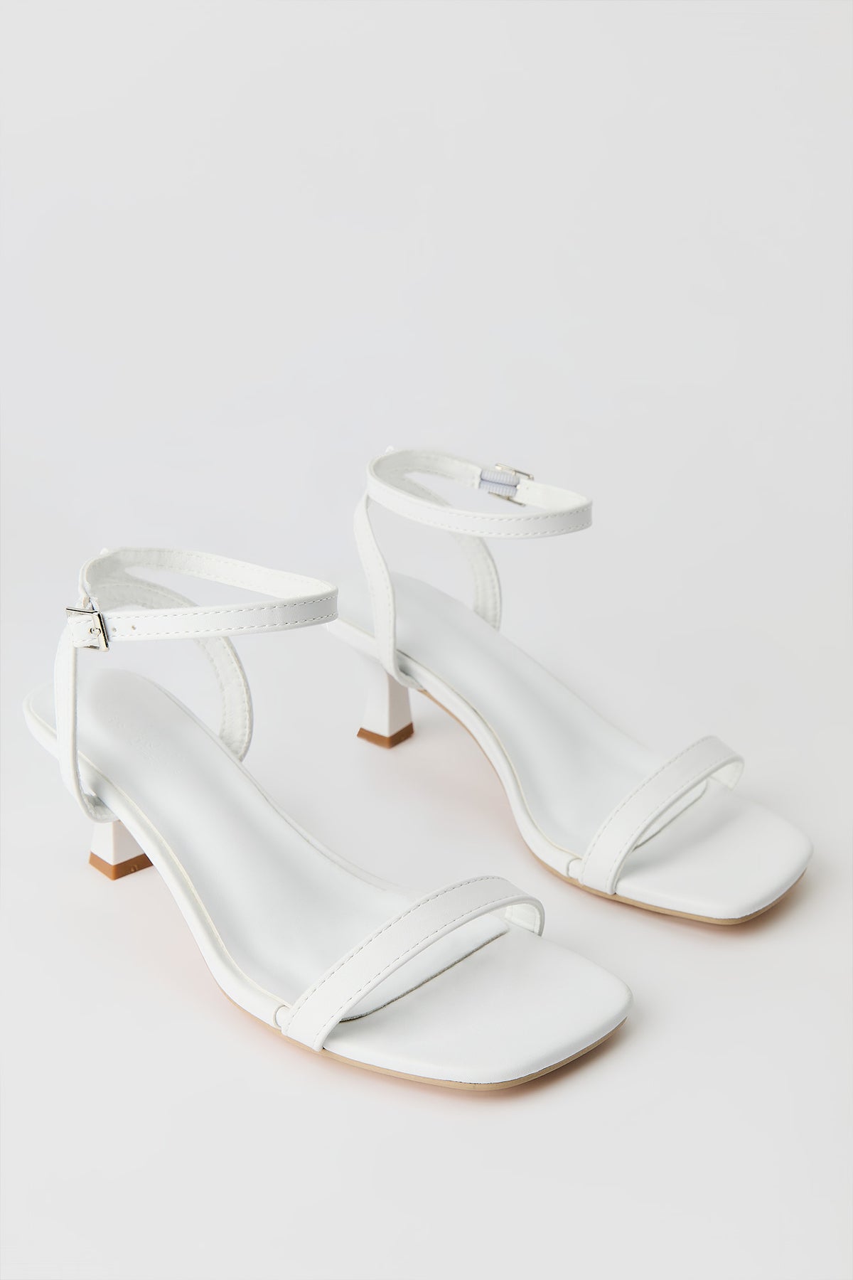 Vue alternative 2. Escarpins à talons bobine avec brides