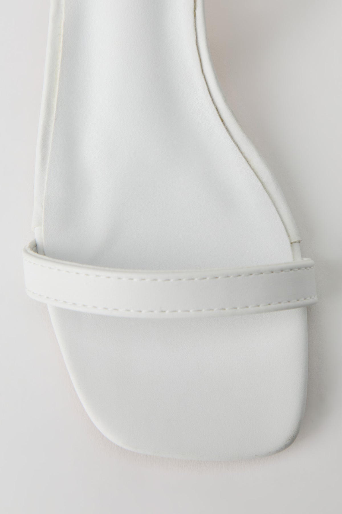 Vue alternative 3. Escarpins à talons bobine avec brides