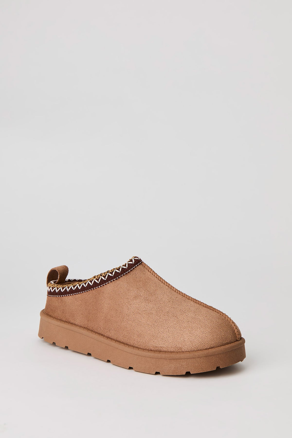 Vue alternative 2. Pantoufles-bottillons brodés en similisuède