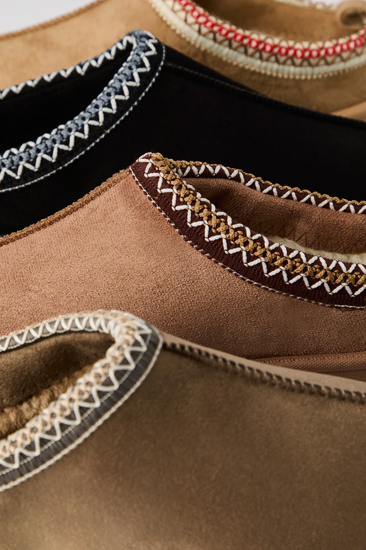Vue alternative 4. Pantoufles-bottillons brodés en similisuède