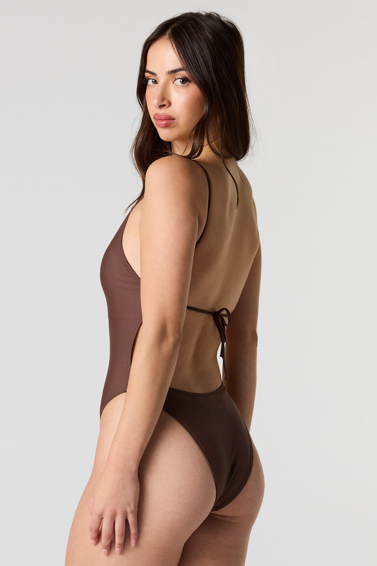 Vue alternative 3. Maillot de bain une-pièce à décollecté en V profond