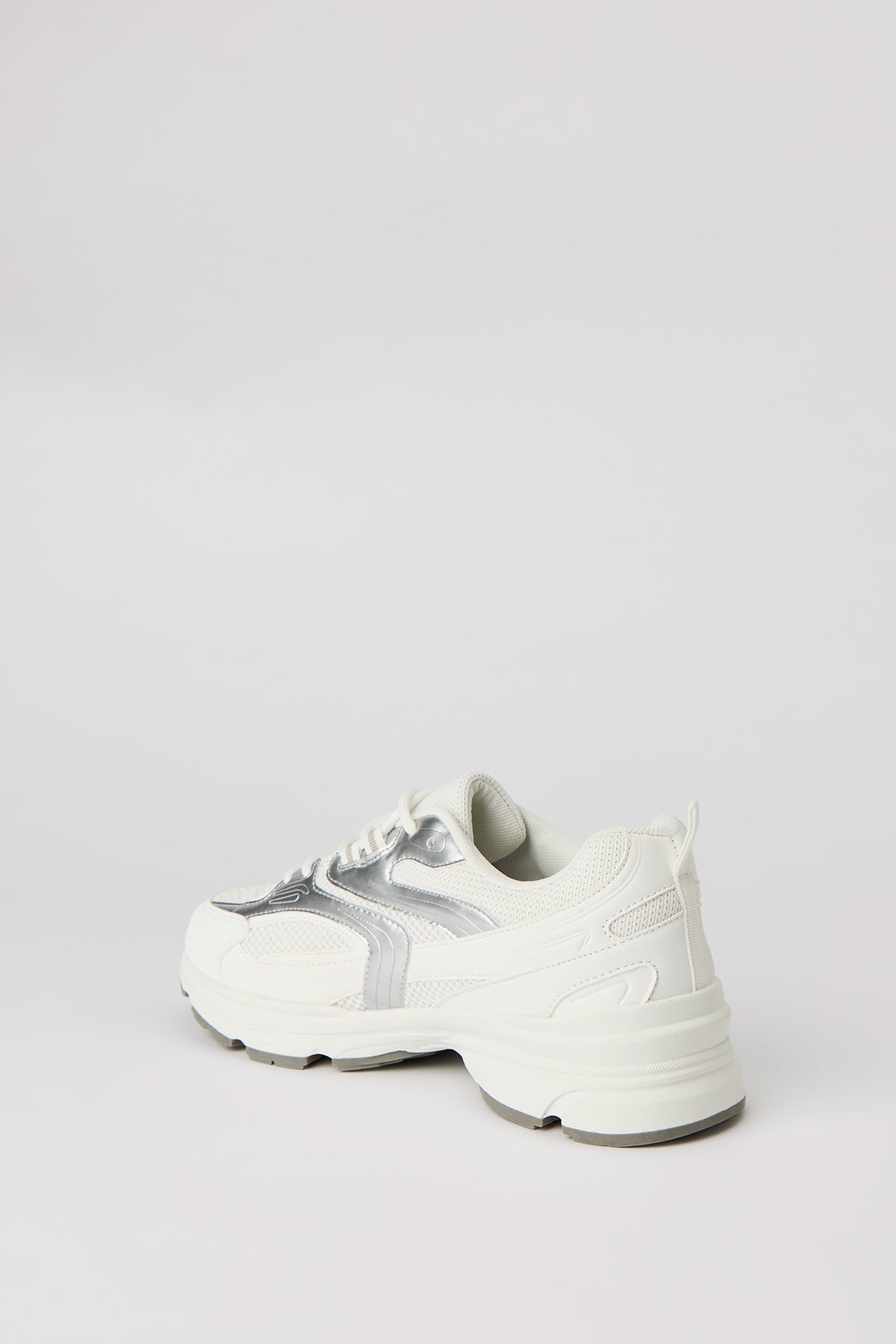 Vue alternative 3. Espadrilles à semelles épaisses en filet et matériel métallisé