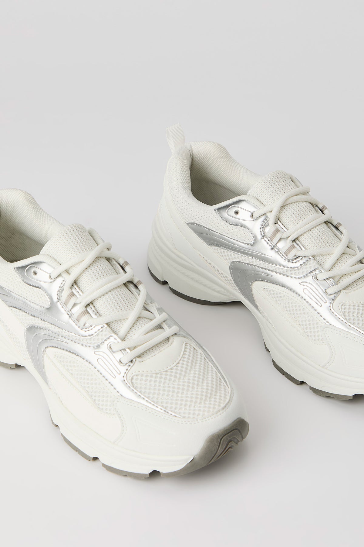Vue alternative 4. Espadrilles à semelles épaisses en filet et matériel métallisé