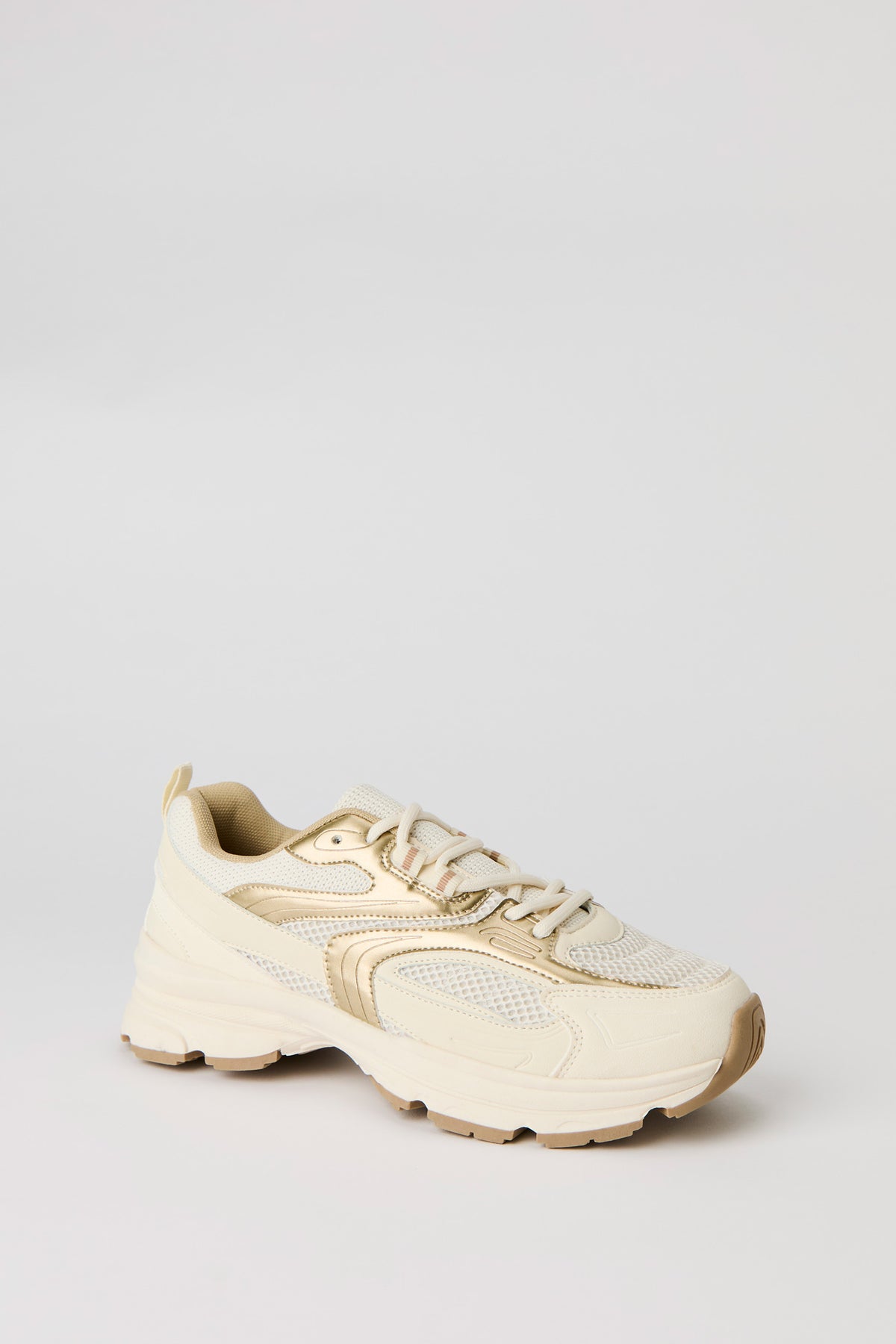 Vue alternative 2. Espadrilles à semelles épaisses en filet et matériel métallisé