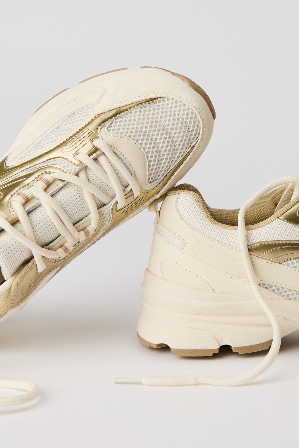 Vue alternative 4. Espadrilles à semelles épaisses en filet et matériel métallisé