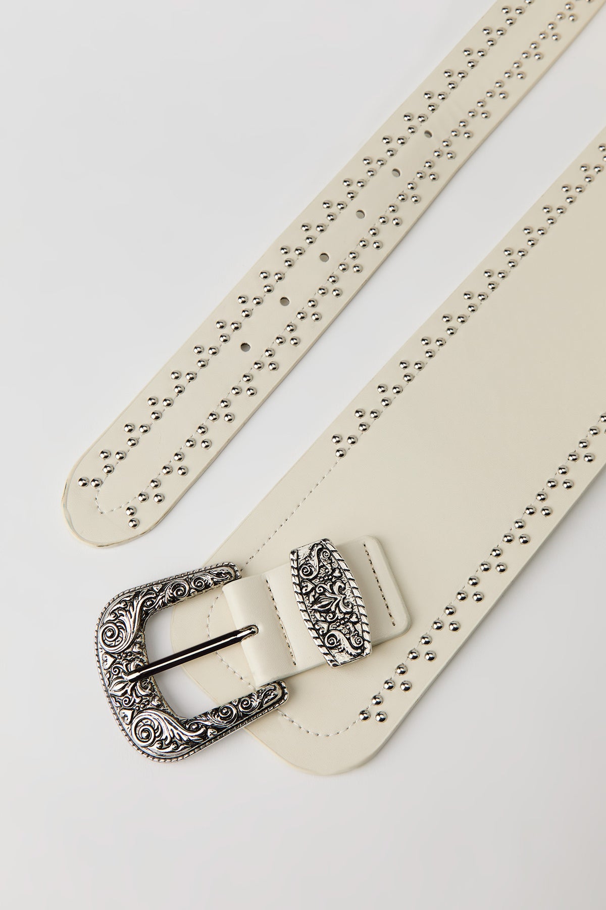 Vue alternative 2. Ceinture Western cloutée