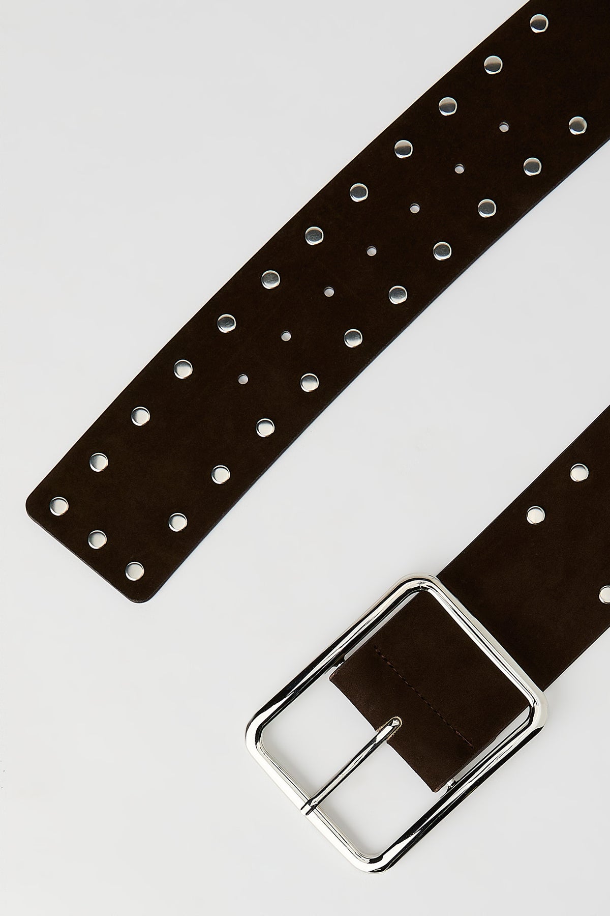 Vue alternative 2. Ceinture cloutée en similisuède
