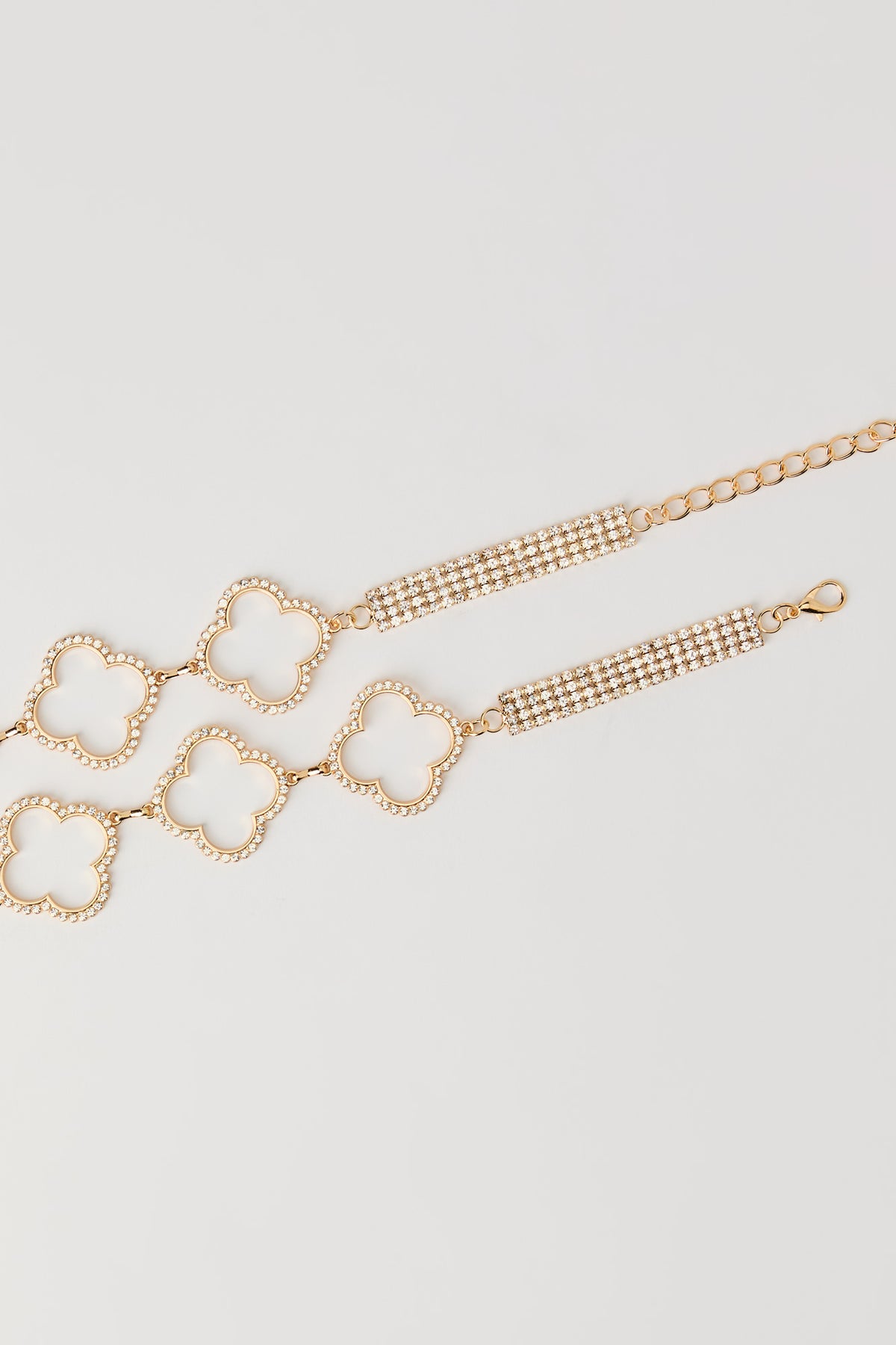 Vue alternative 2. Ceinture en chaîne avec breloques de trèfles en pierres du Rhin