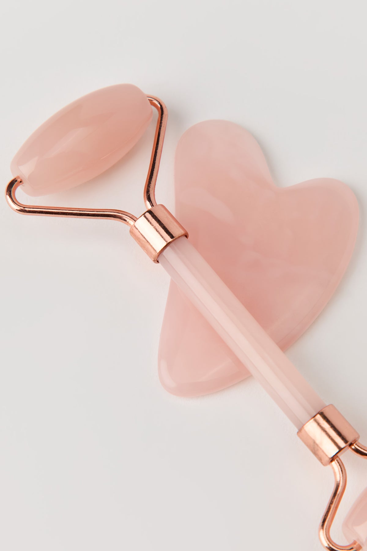 Vue alternative 2. Ensemble avec gua sha et rouleau pour le visage (Lot de 2)