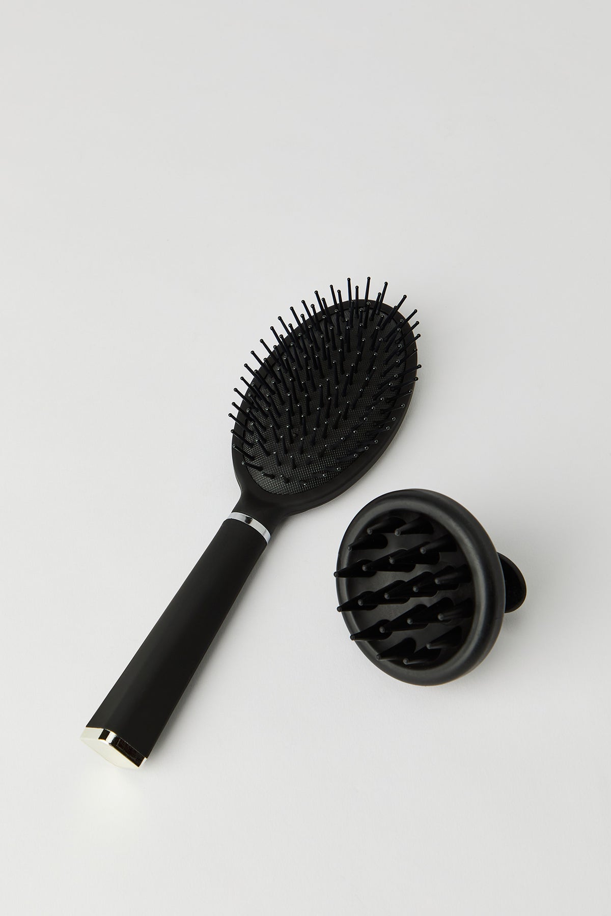 Ensemble avec brosse à cheveux et brosse massante