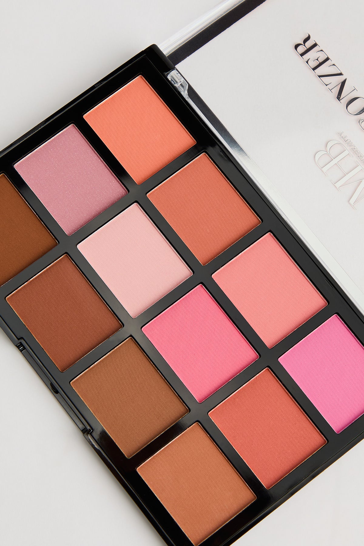 Vue alternative 2. Palette de fard à joues et poudre bronzante (12 couleurs)