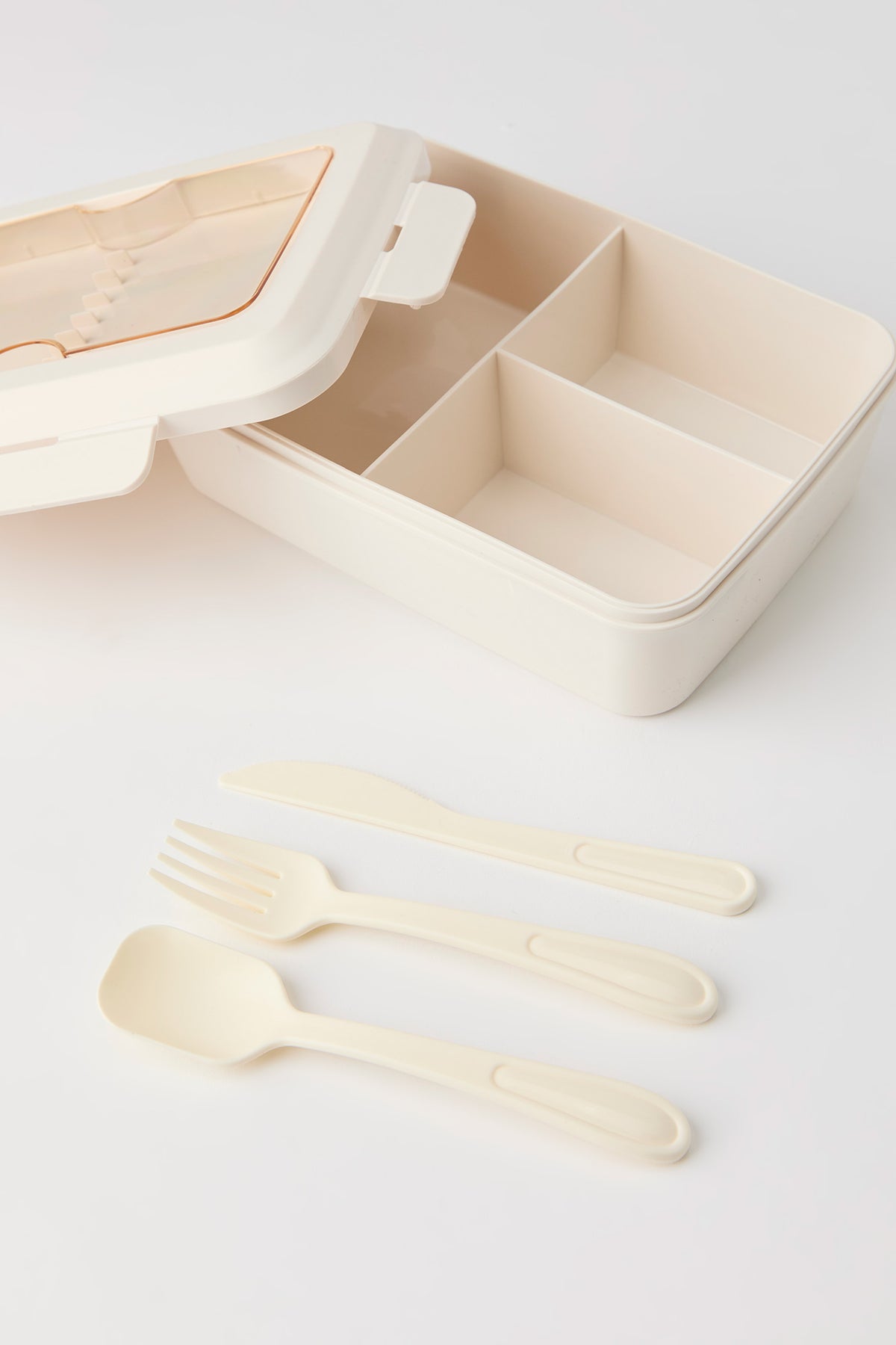 Vue alternative 2. Ensemble avec boîte à lunch et coutellerie