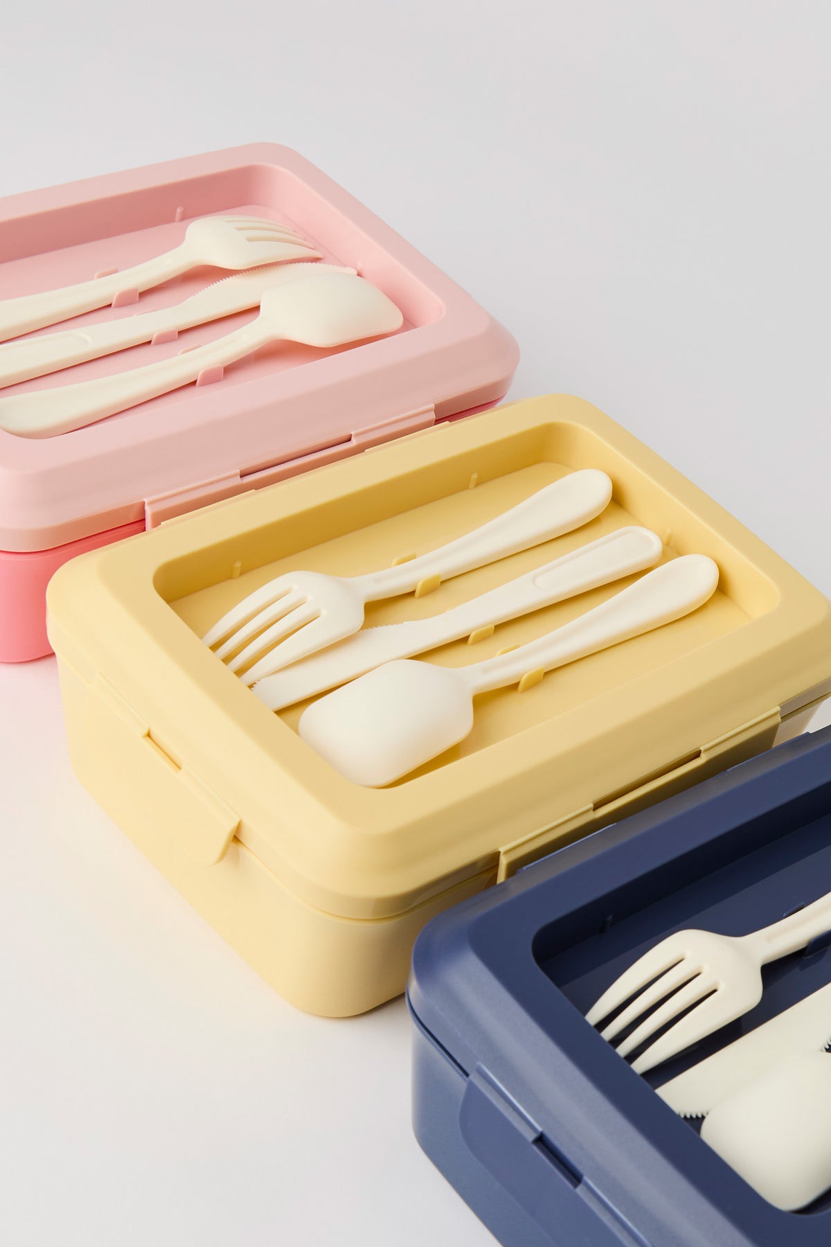 Ensemble avec boîte à lunch et coutellerie