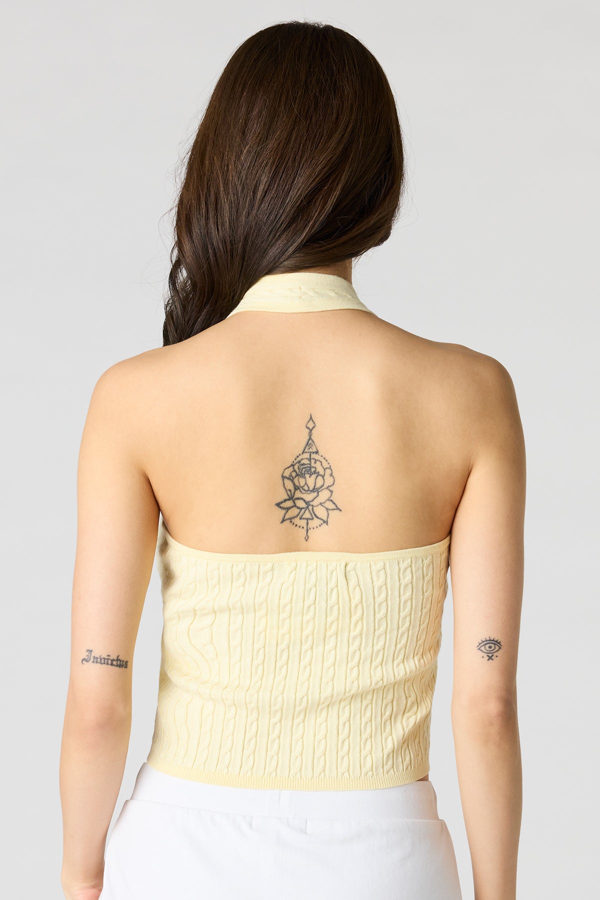 Vue alternative 2. Haut bain-de-soleil en tricot de mailles torsadées