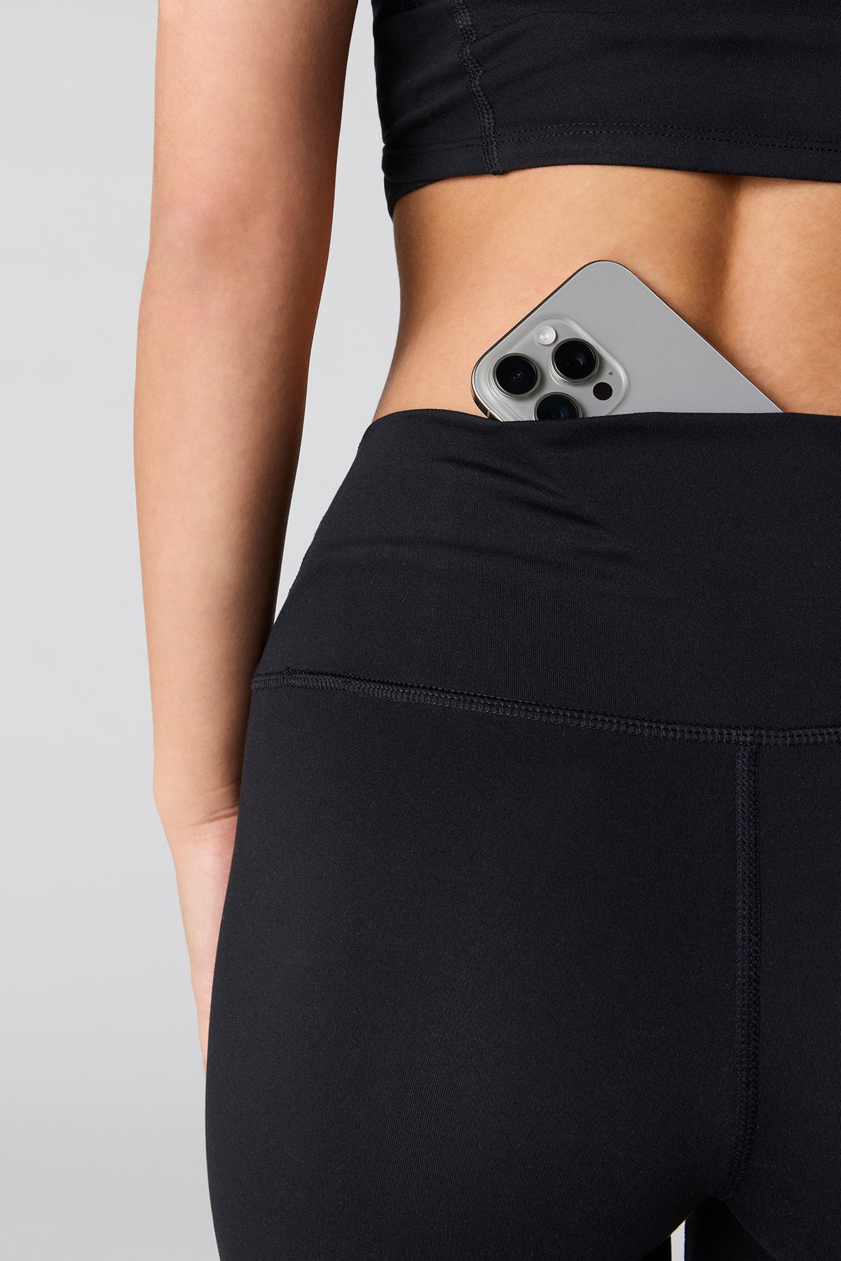 Vue alternative 4. Pantalon évasé à haute densité Active