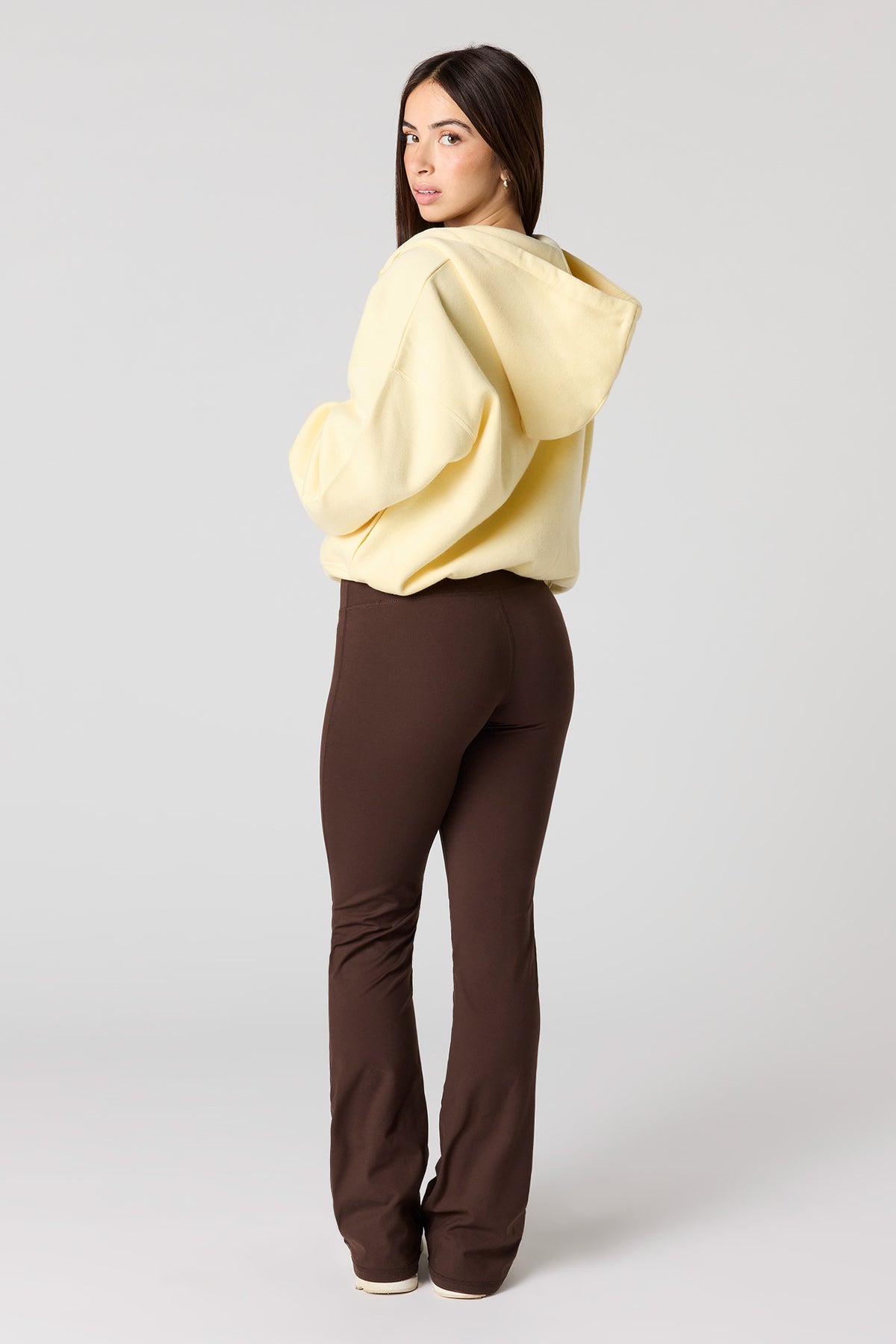 Vue alternative 3. Pantalon Active à jambe évasée avec poches arrière
