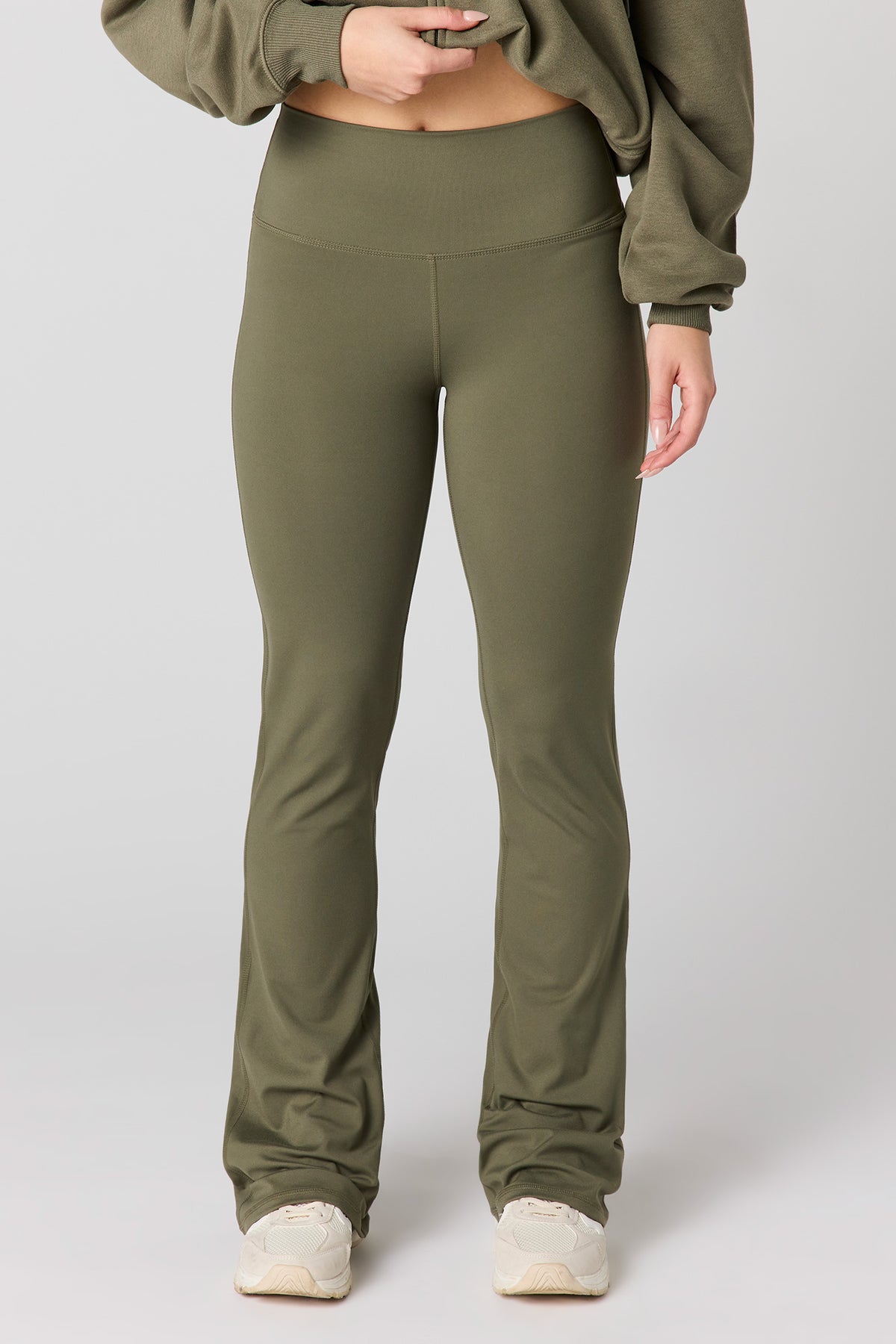 Vue alternative 2. Pantalon Active à jambe évasée avec poches arrière