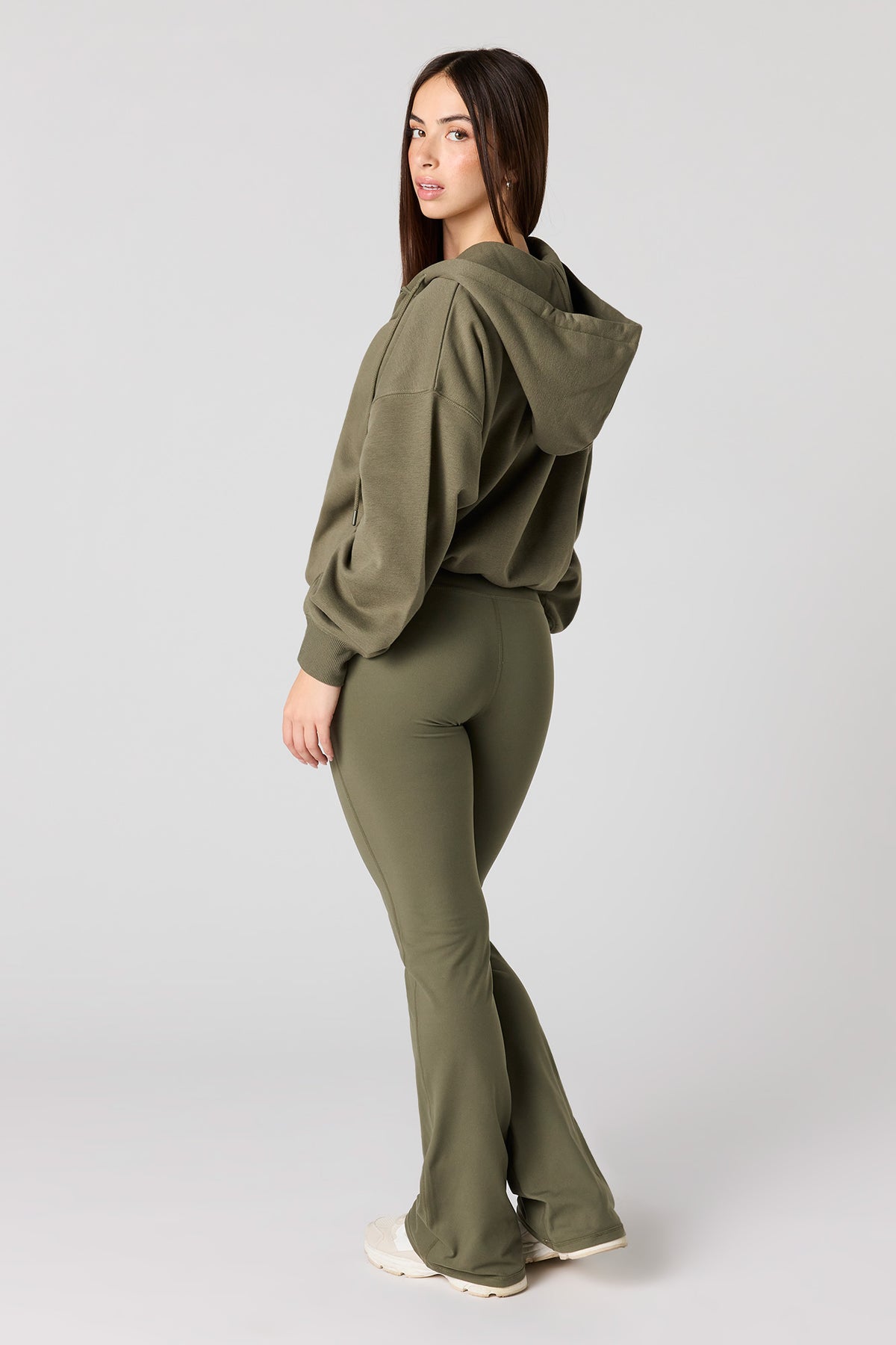 Vue alternative 3. Pantalon Active à jambe évasée avec poches arrière